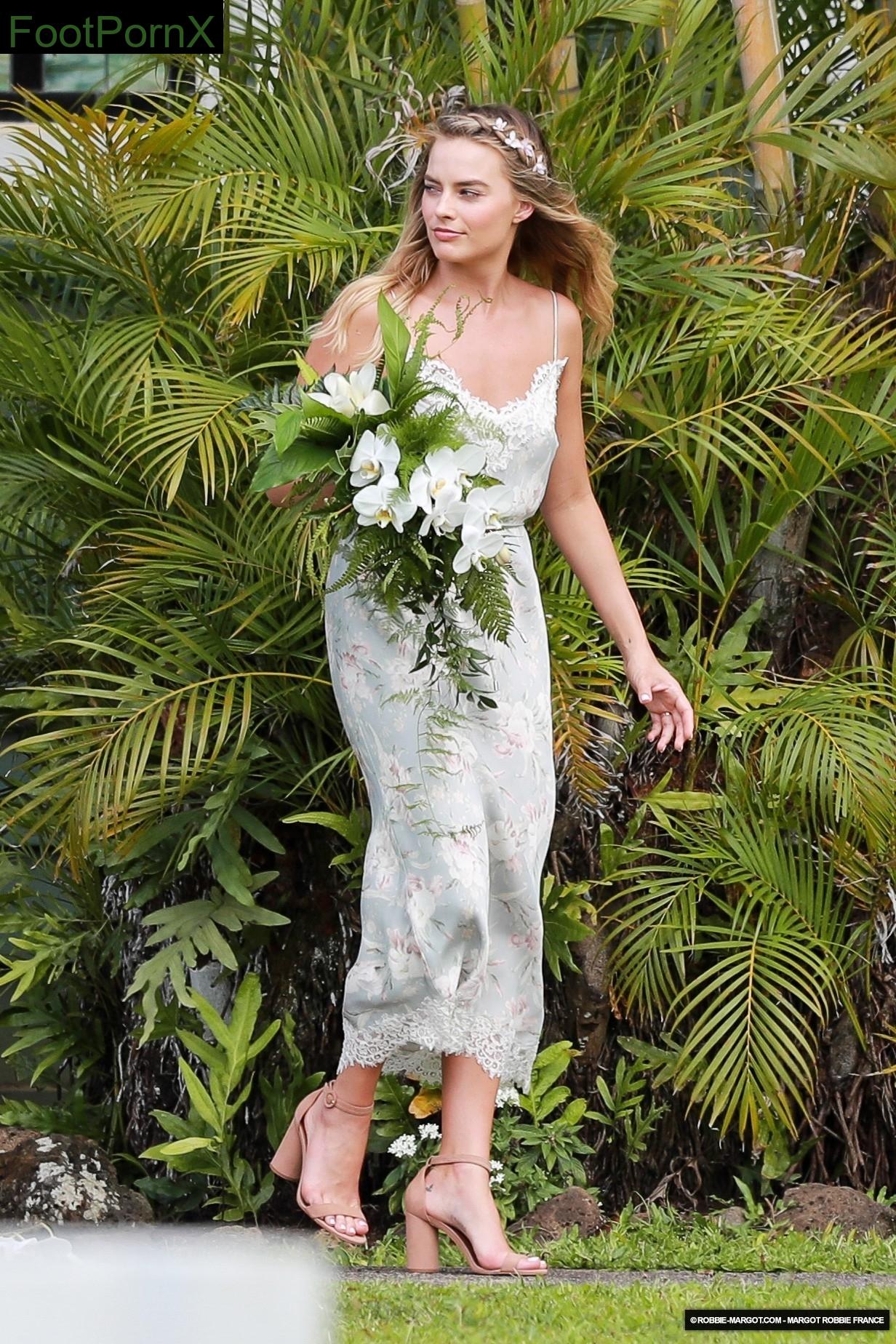 margot robbie feet photo 15