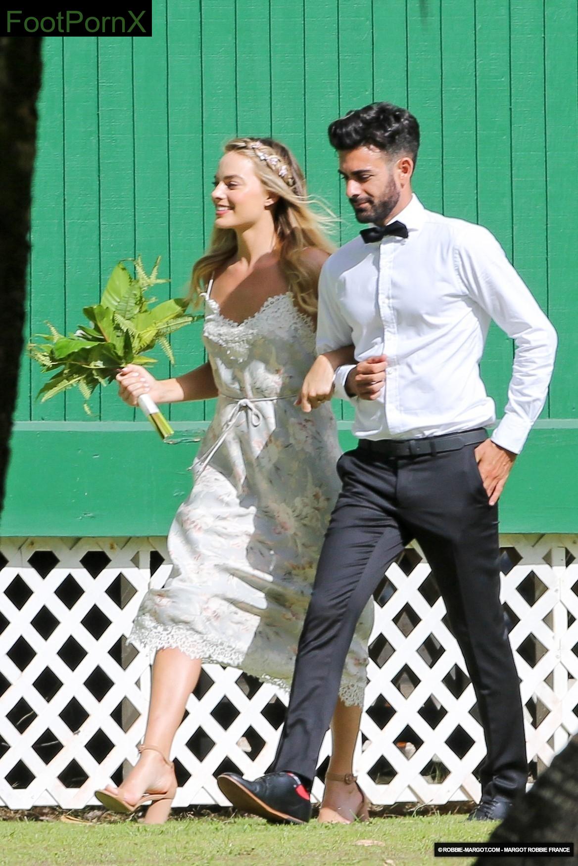 margot robbie feet photo 17