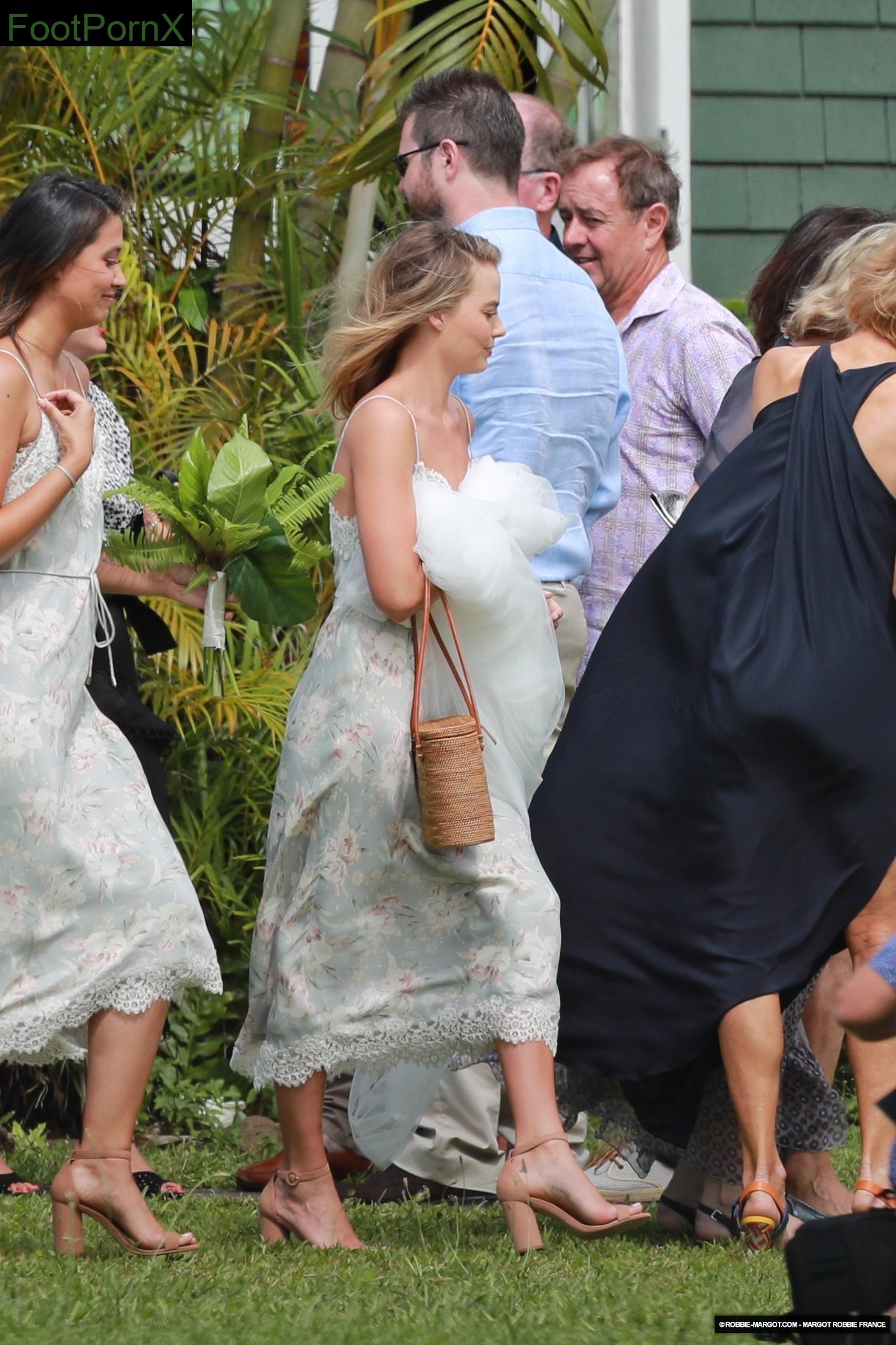 margot robbie feet photo 16