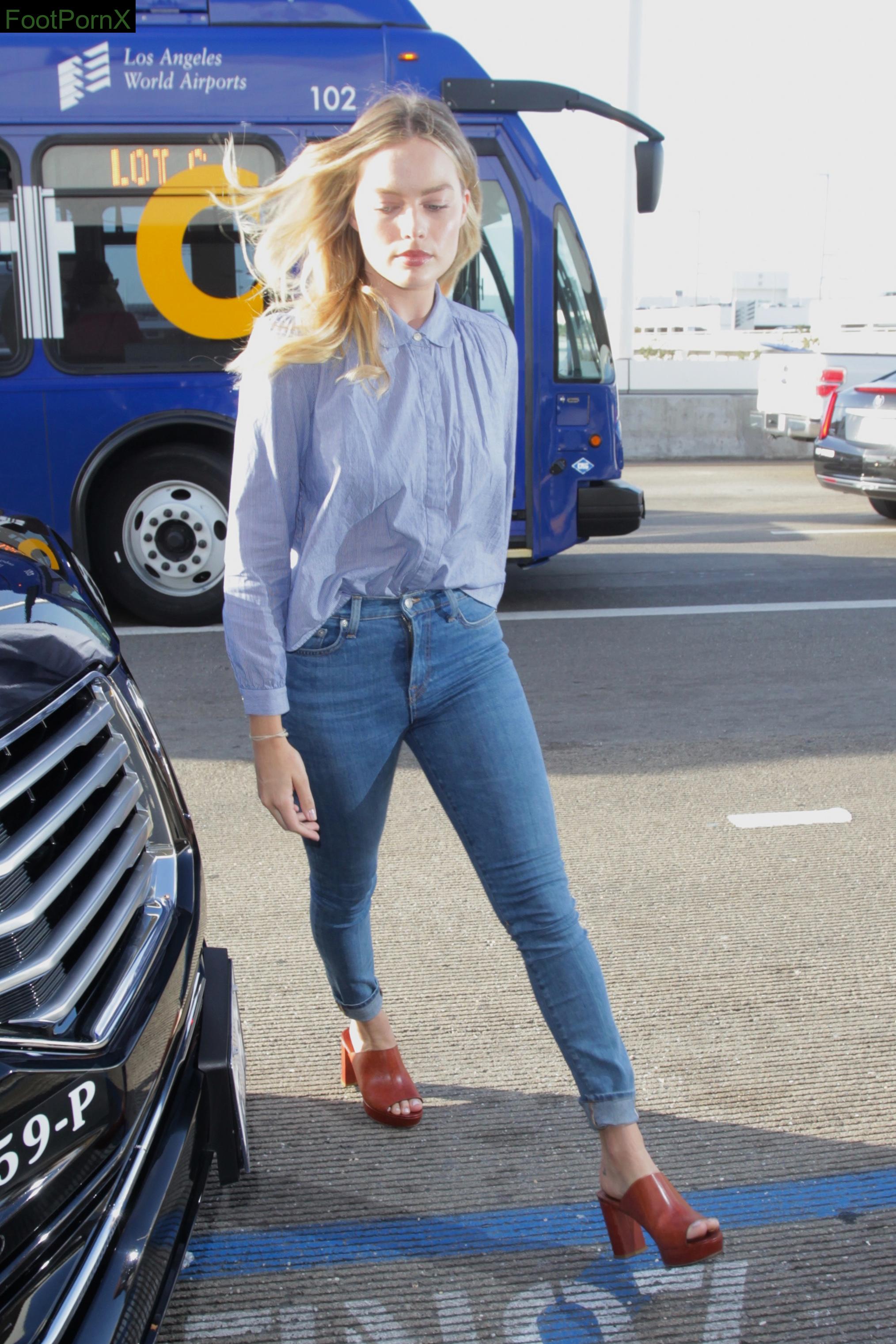 margot robbie feet photo 22