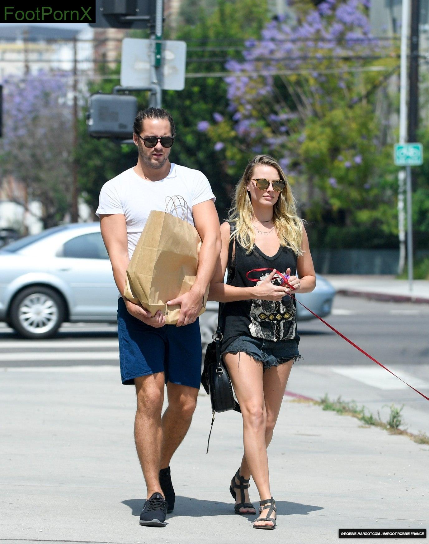 margot robbie feet photo 24