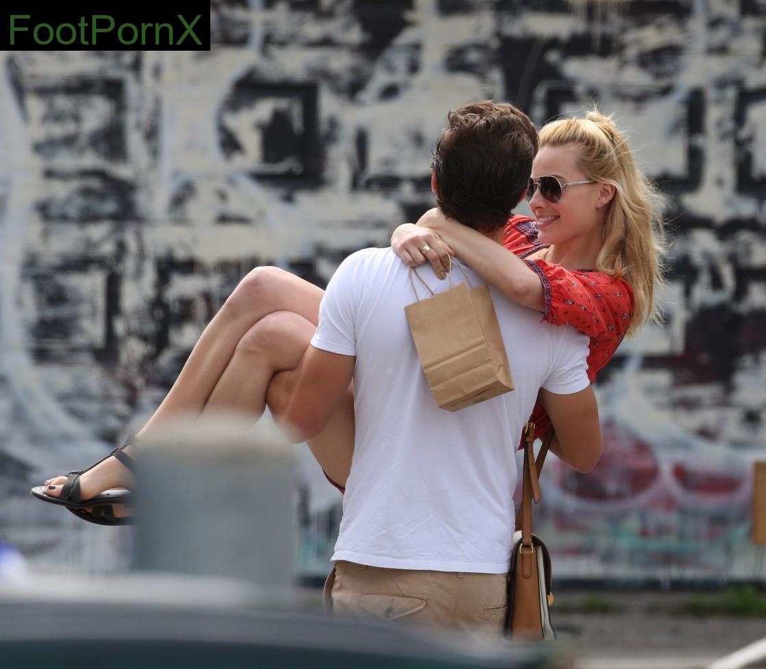 margot robbie feet photo 18