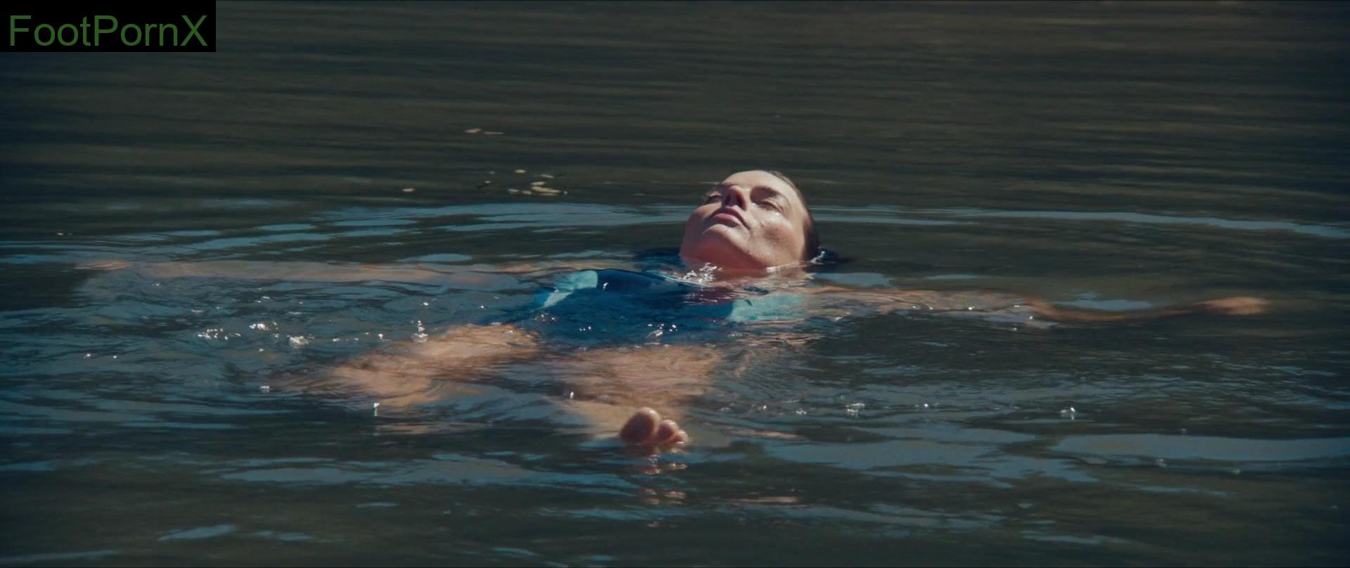 margot robbie feet photo 17