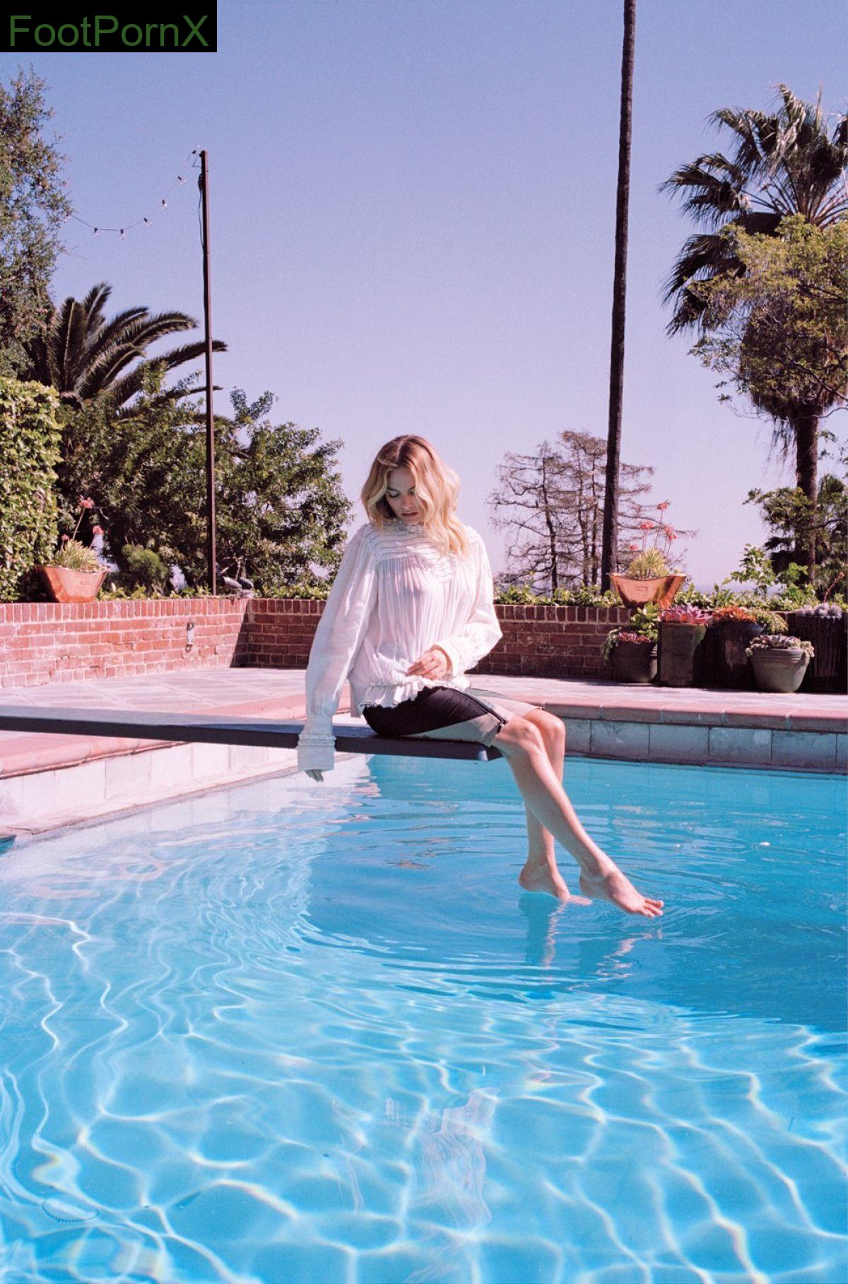 margot robbie feet photo 20