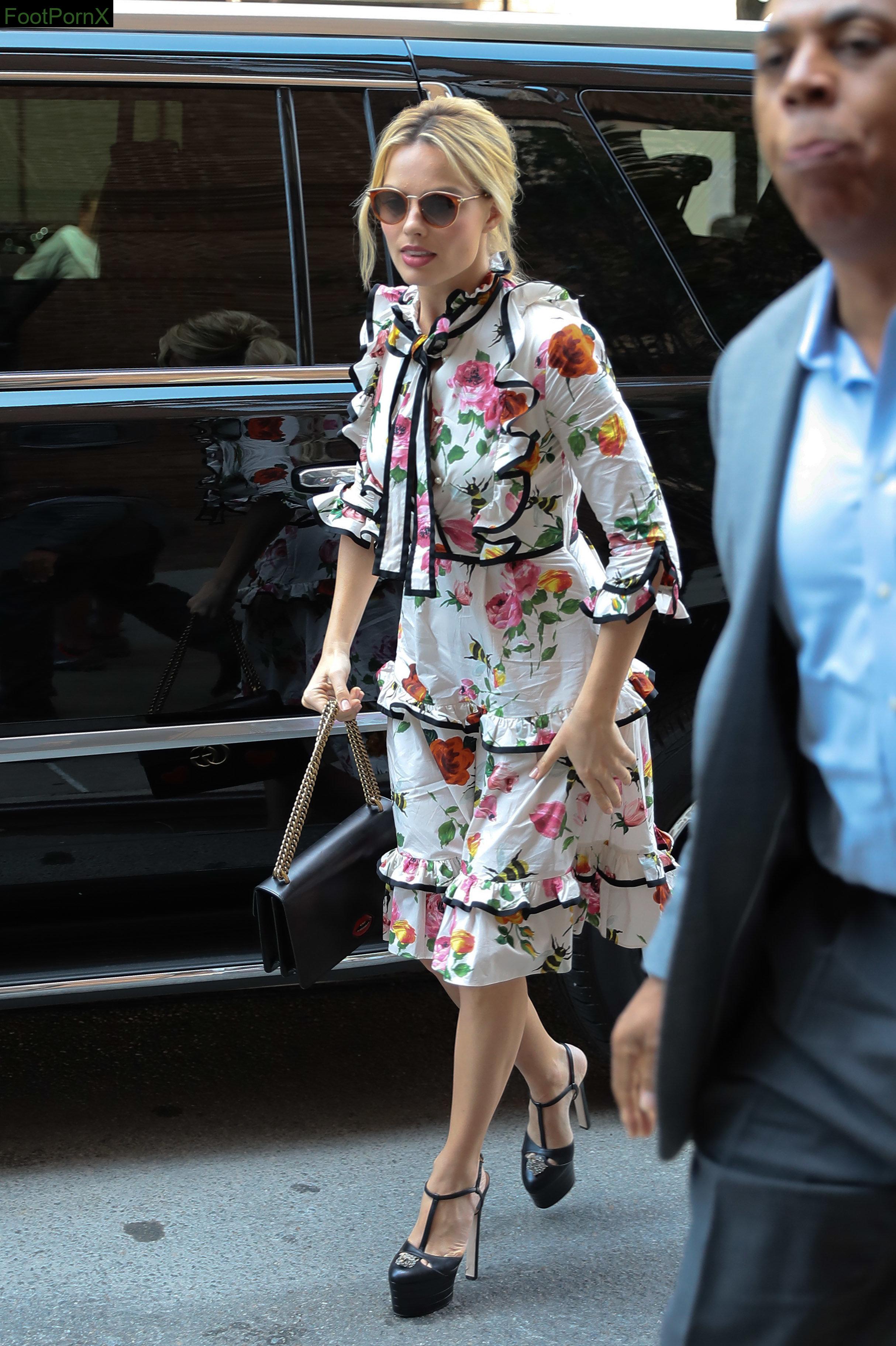 margot robbie feet photo 3