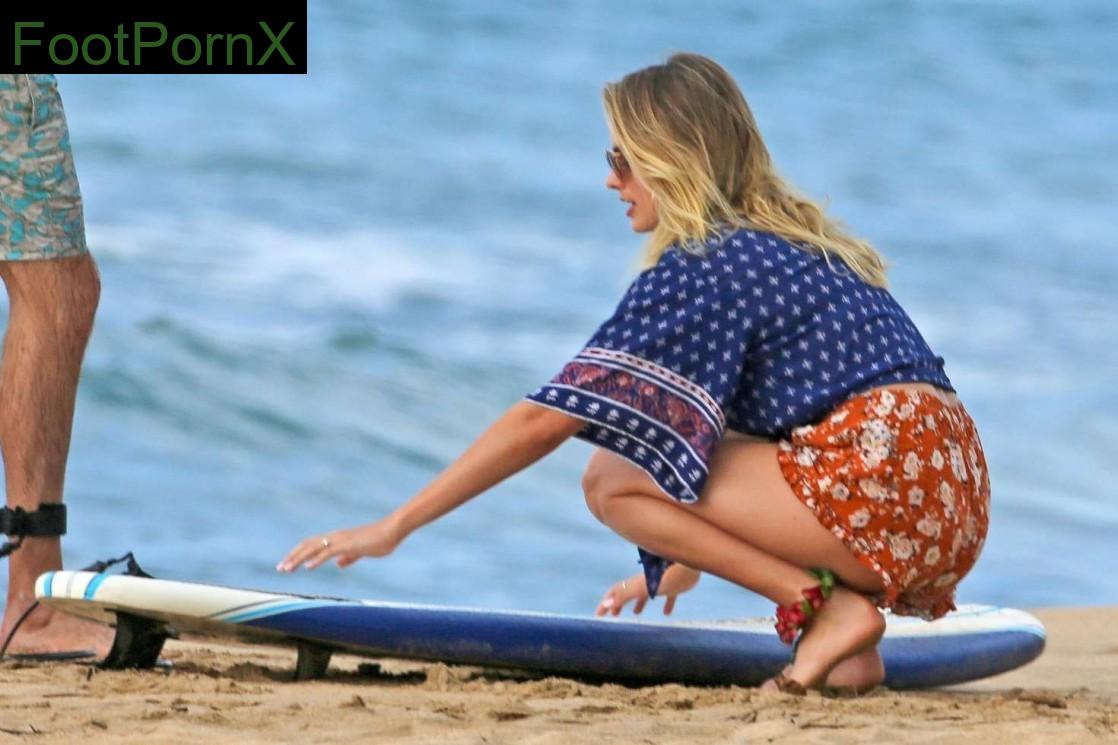 margot robbie feet photo 10