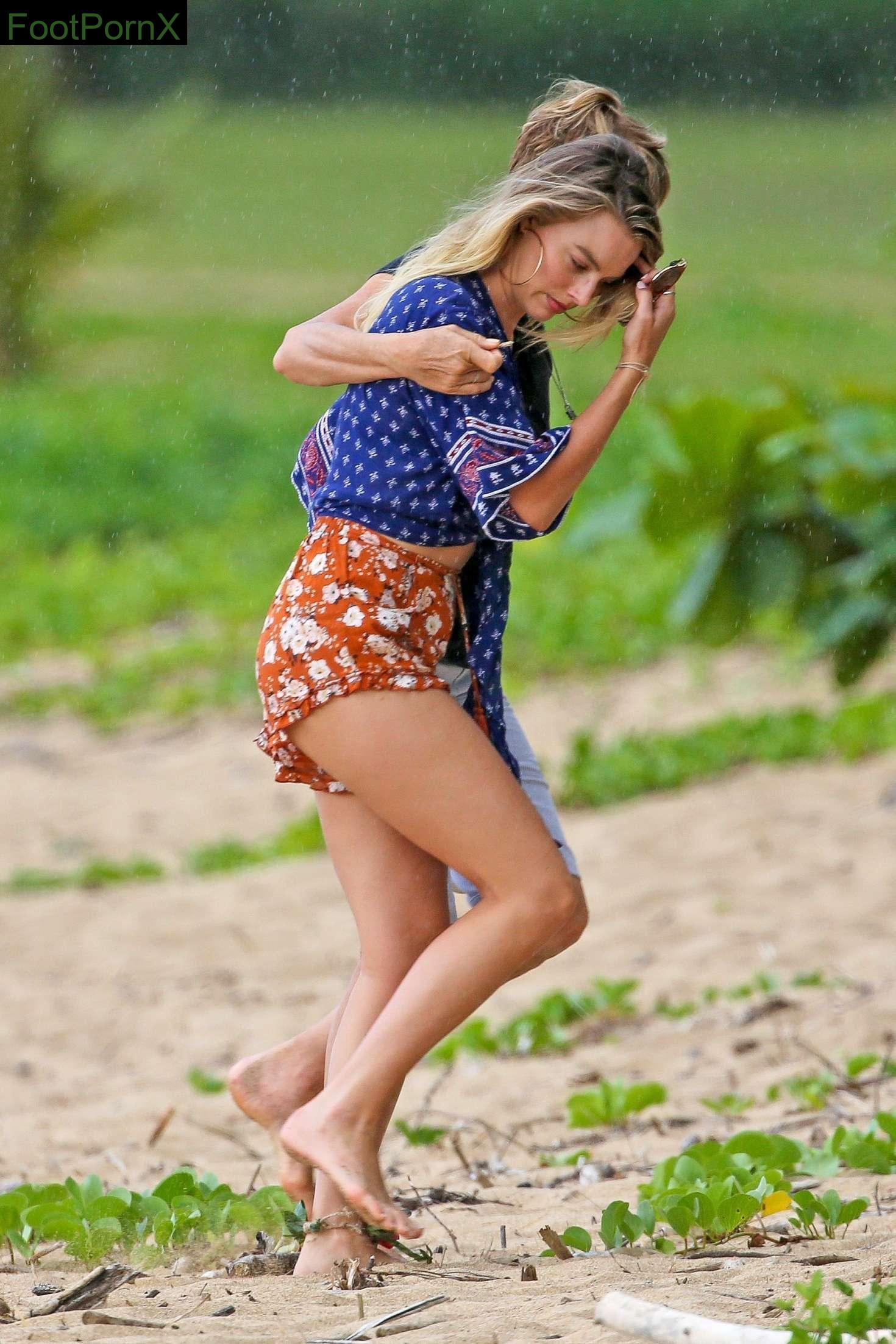 margot robbie feet photo 7