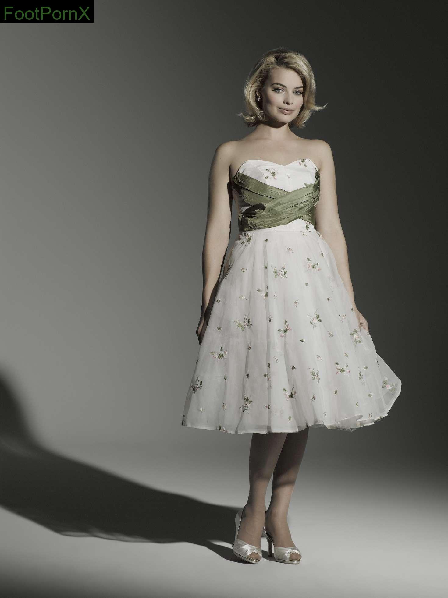 margot robbie feet photo 24