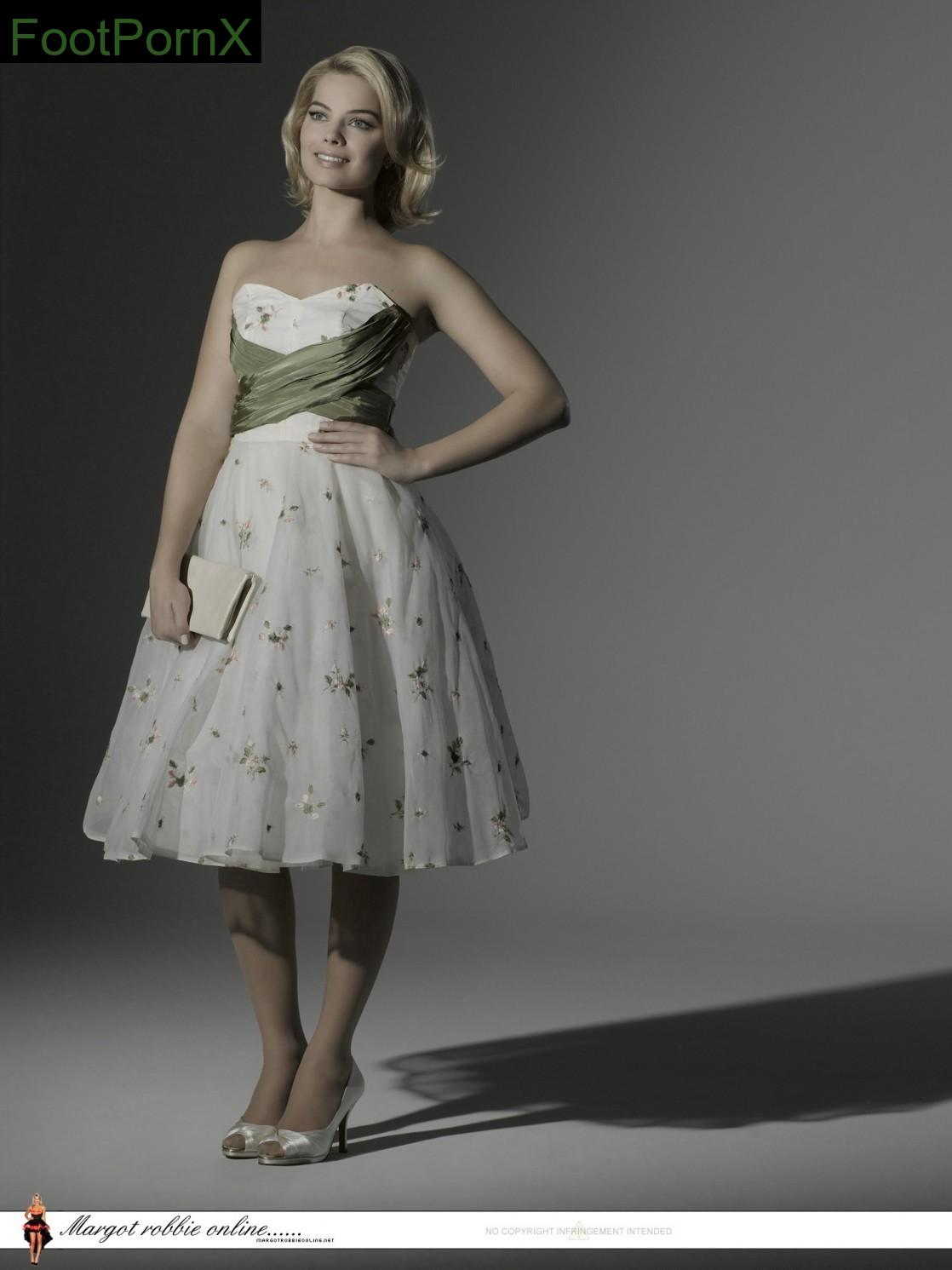 margot robbie feet photo 1