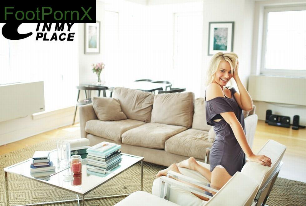 margot robbie feet photo 2