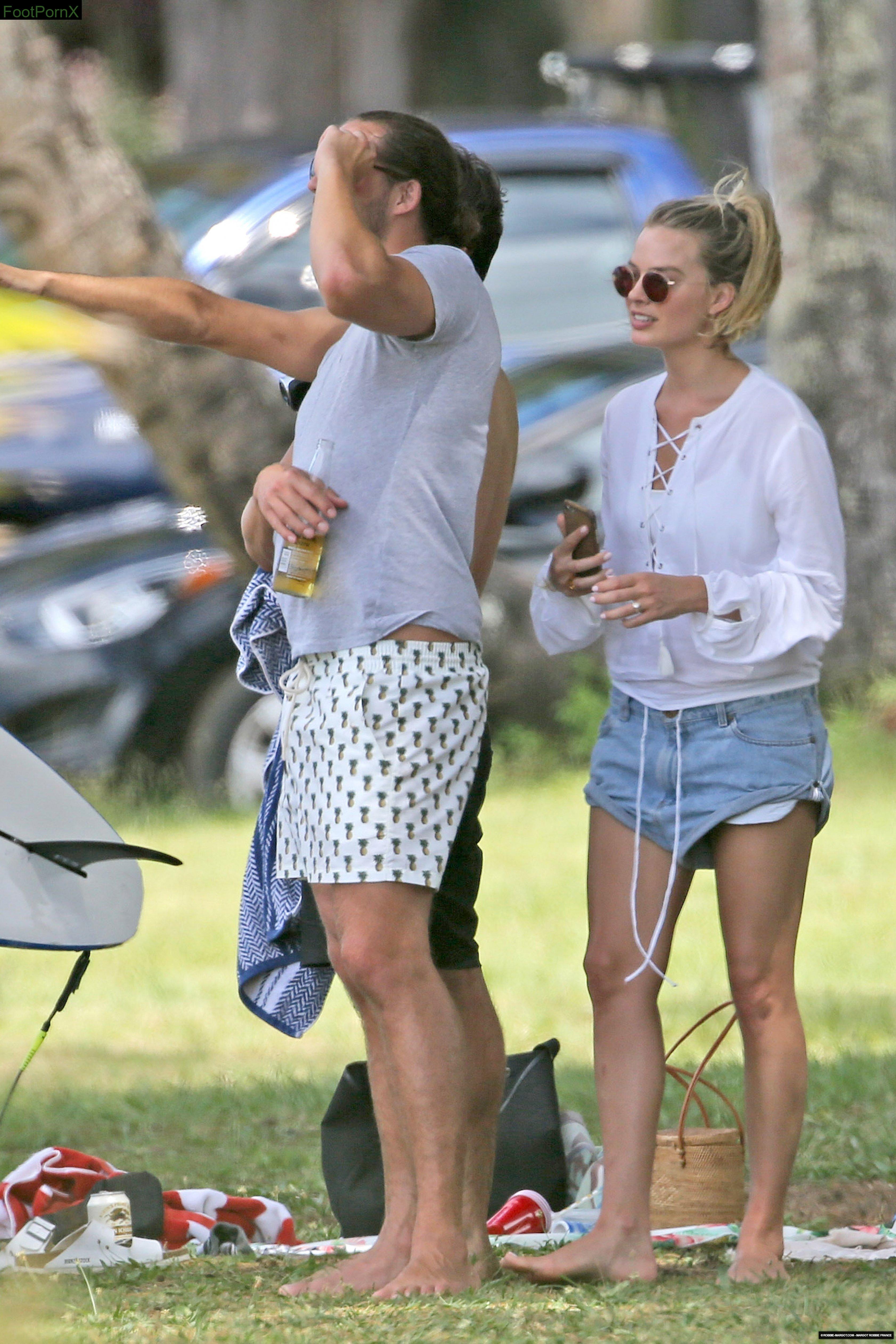 margot robbie feet photo 21