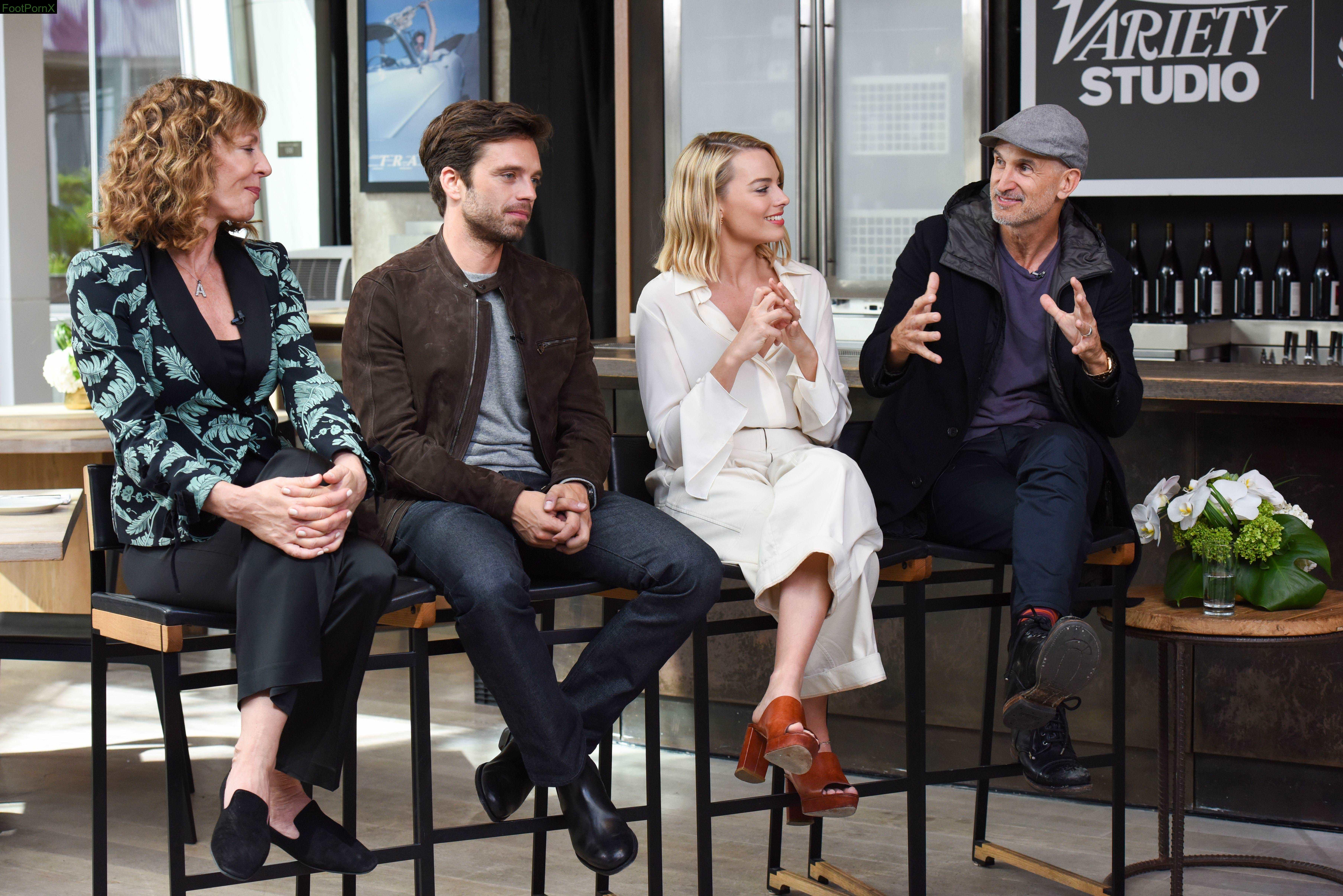 margot robbie feet photo 3