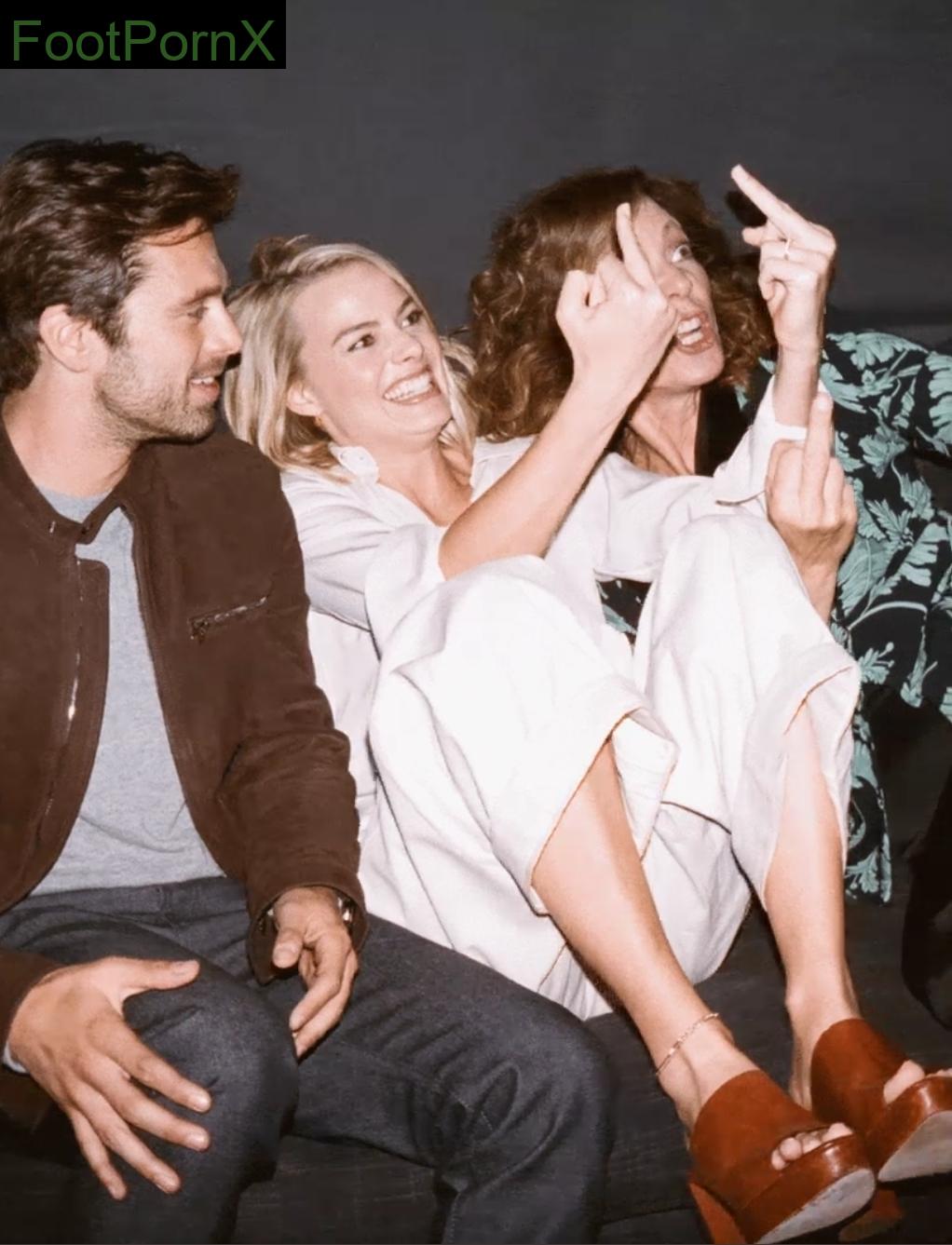 margot robbie feet photo 10