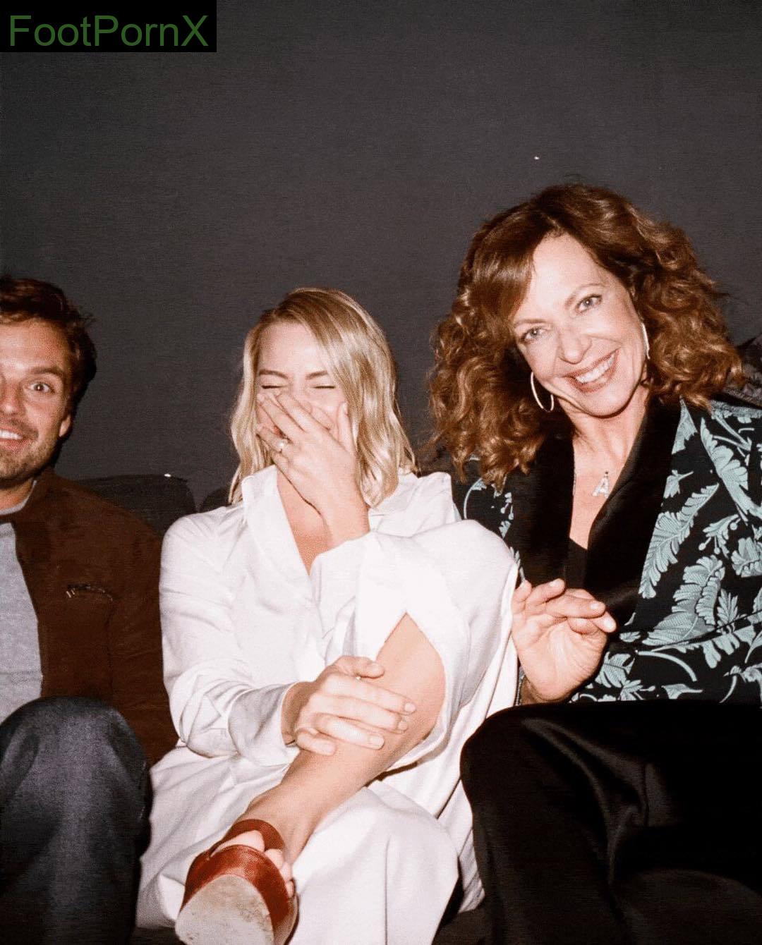 margot robbie feet photo 9