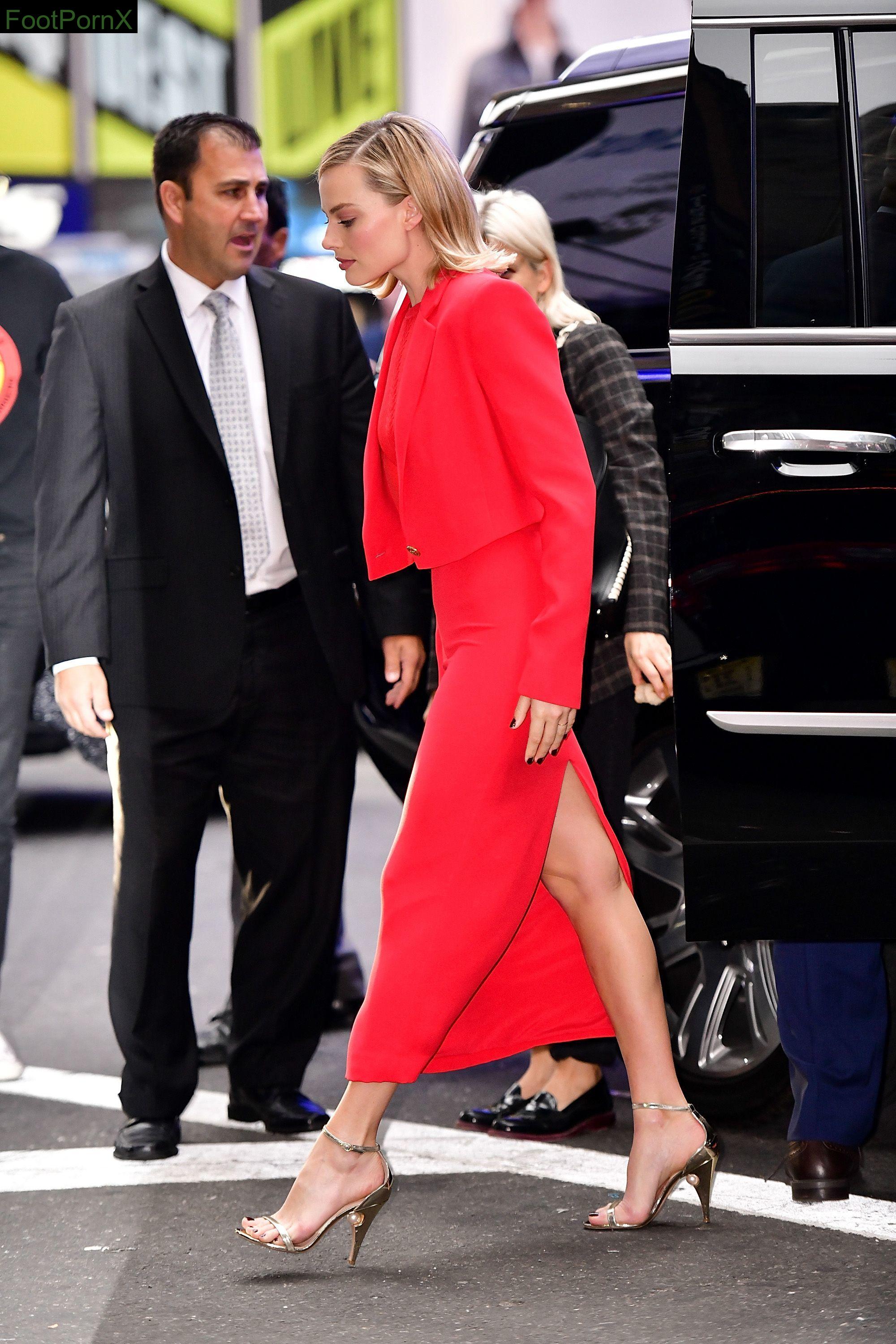 margot robbie feet photo 14