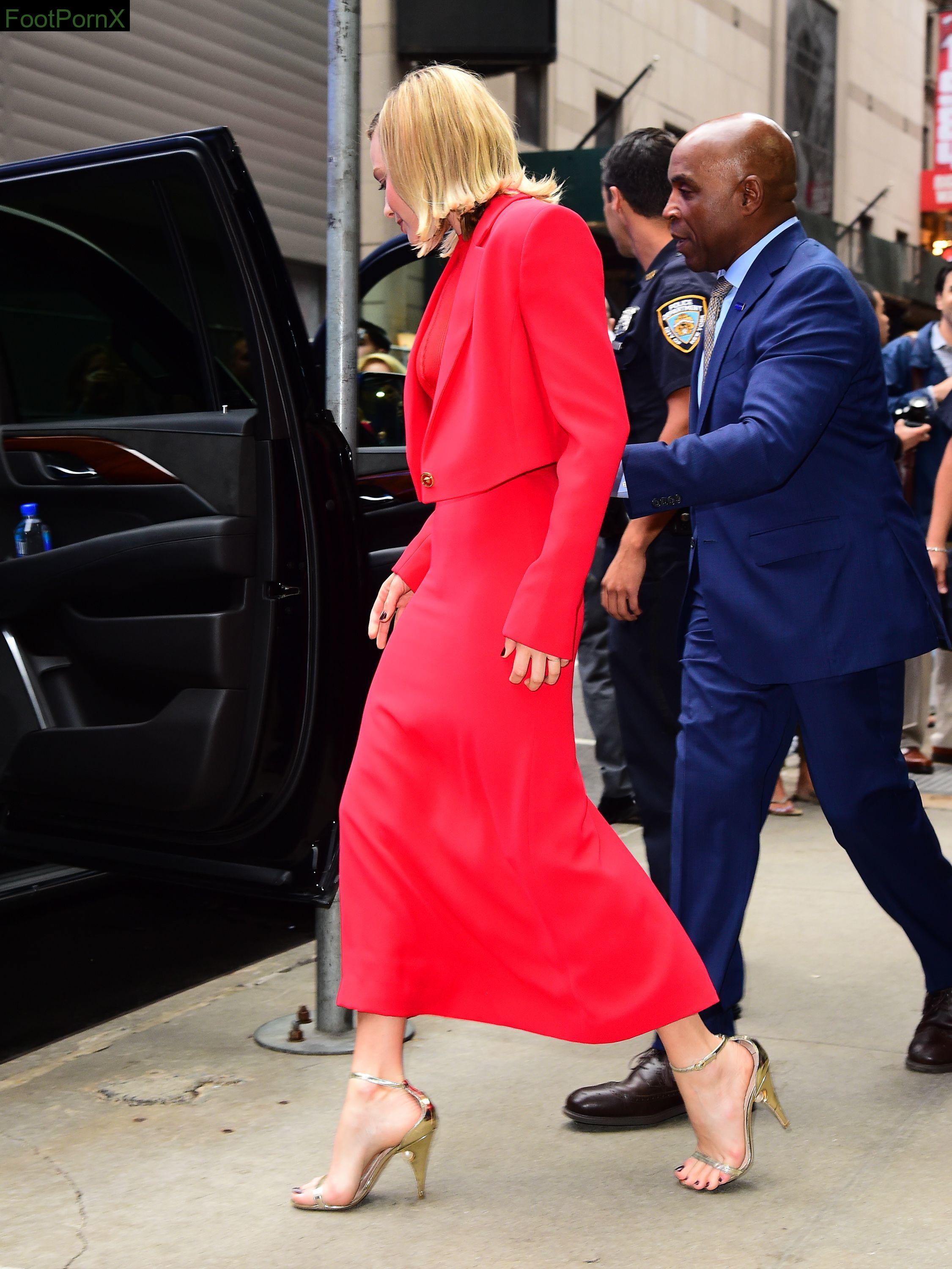 margot robbie feet photo 17