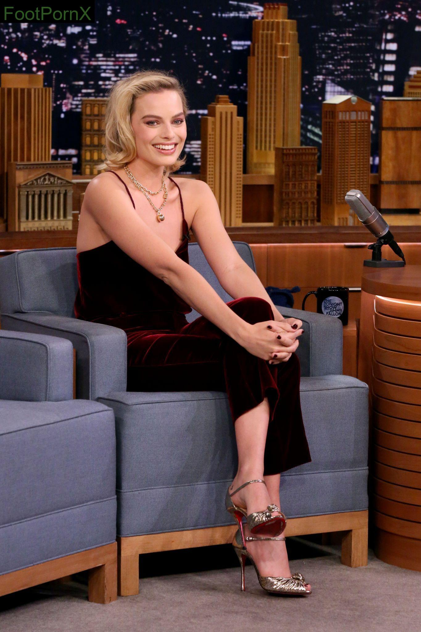 margot robbie feet photo 18