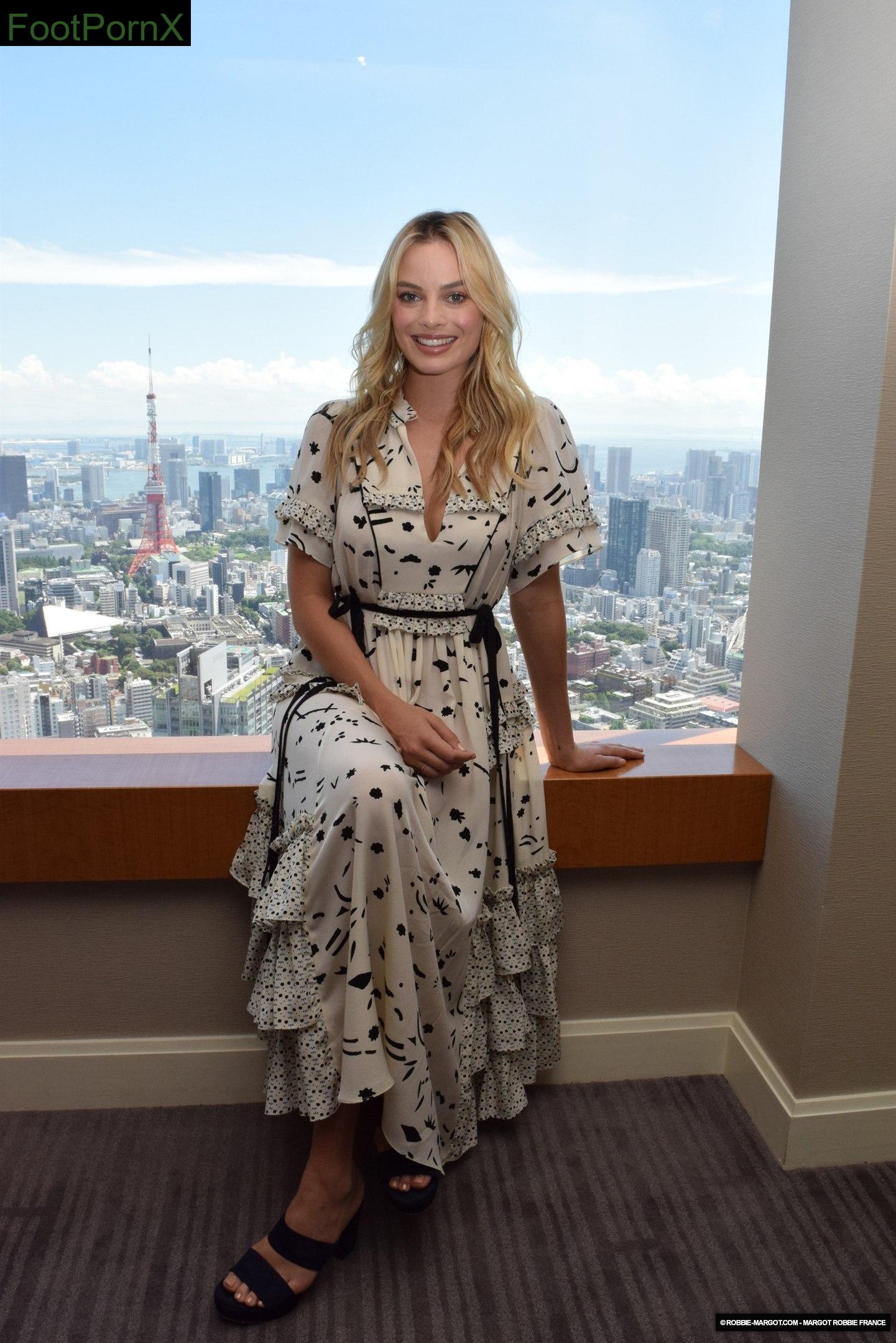 margot robbie feet photo 21