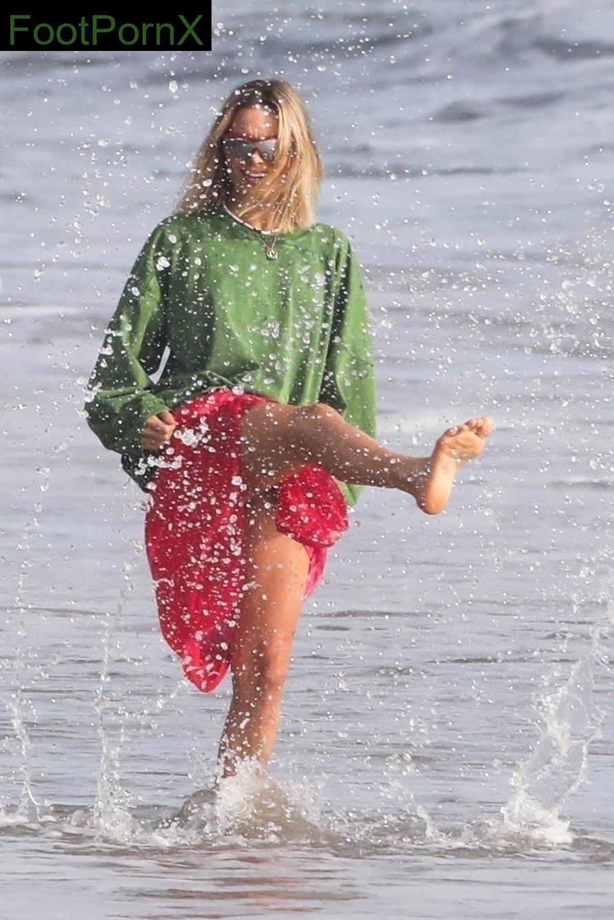 margot robbie feet photo 1