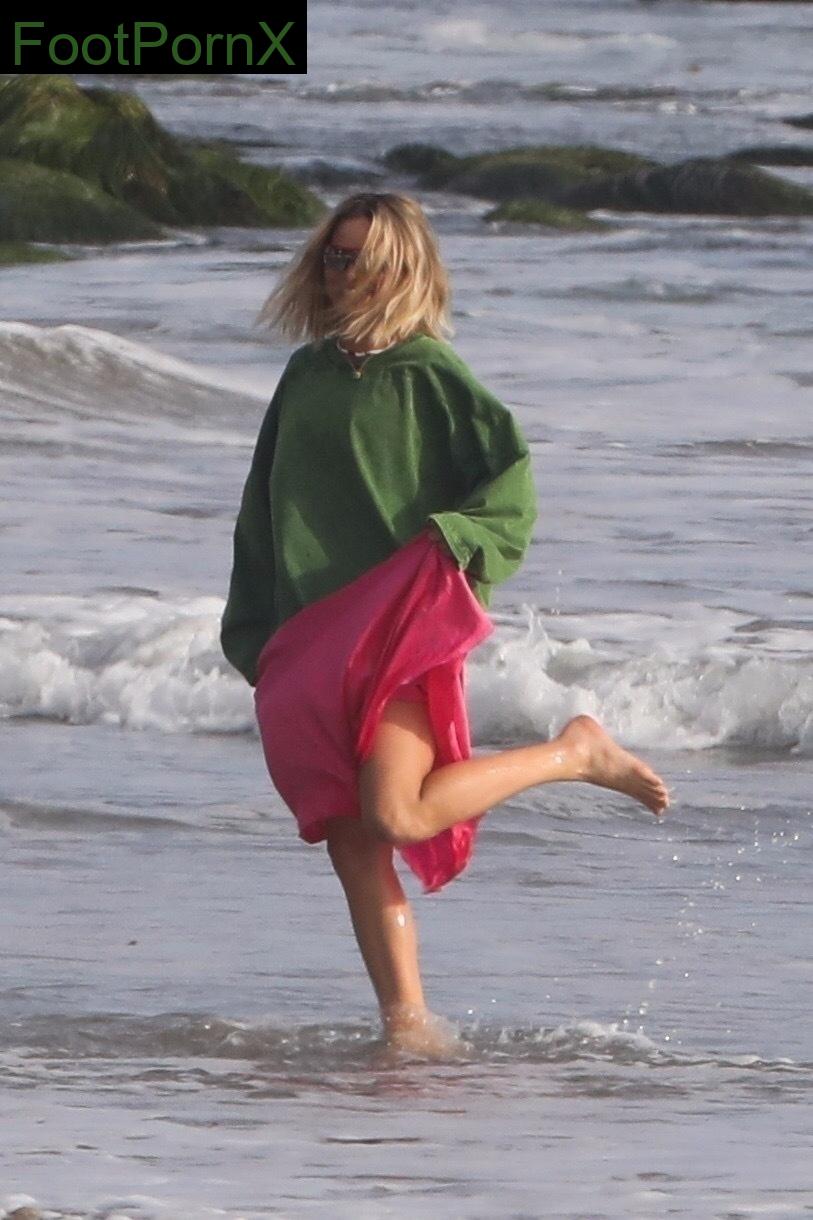 margot robbie feet photo 21