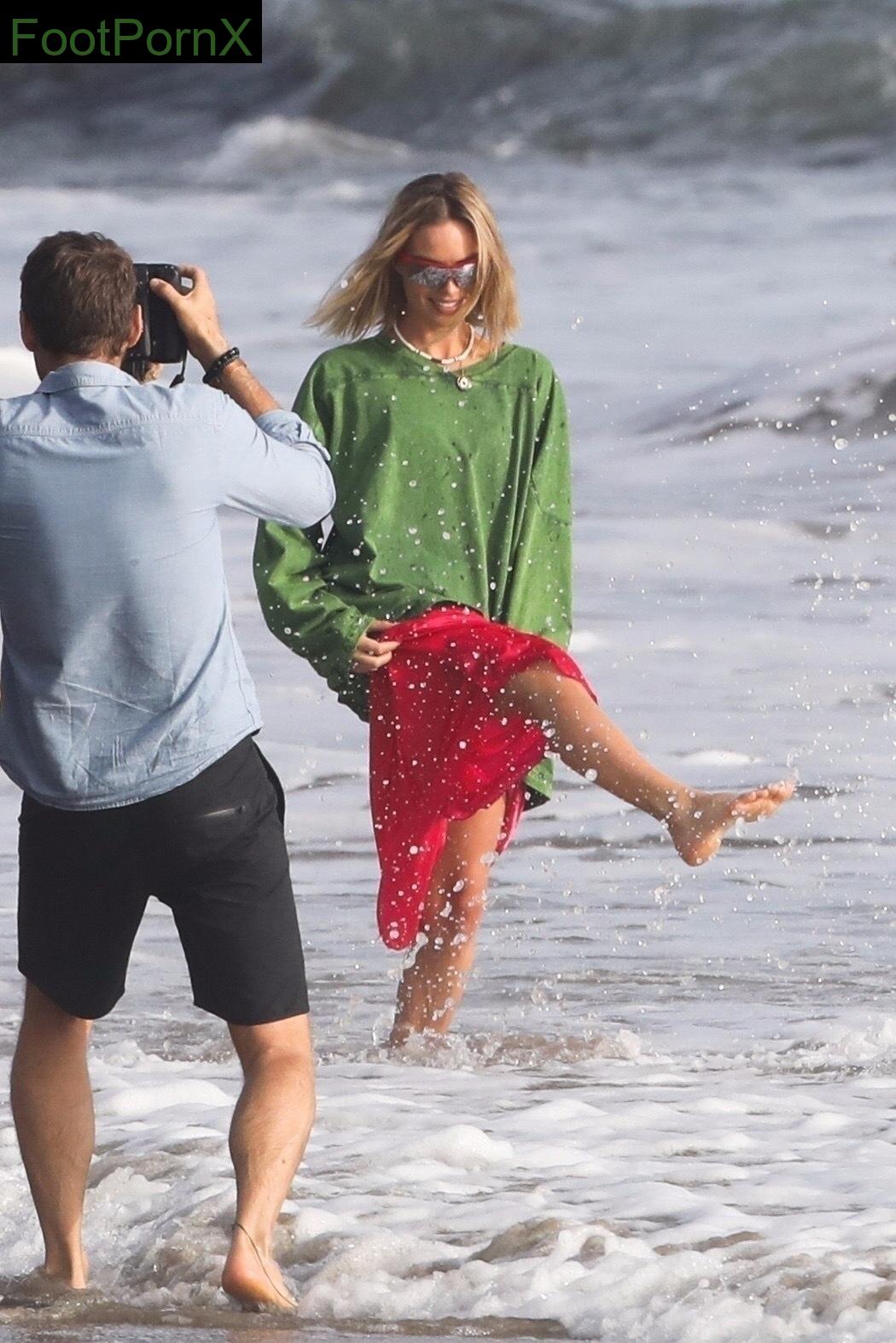 margot robbie feet photo 23