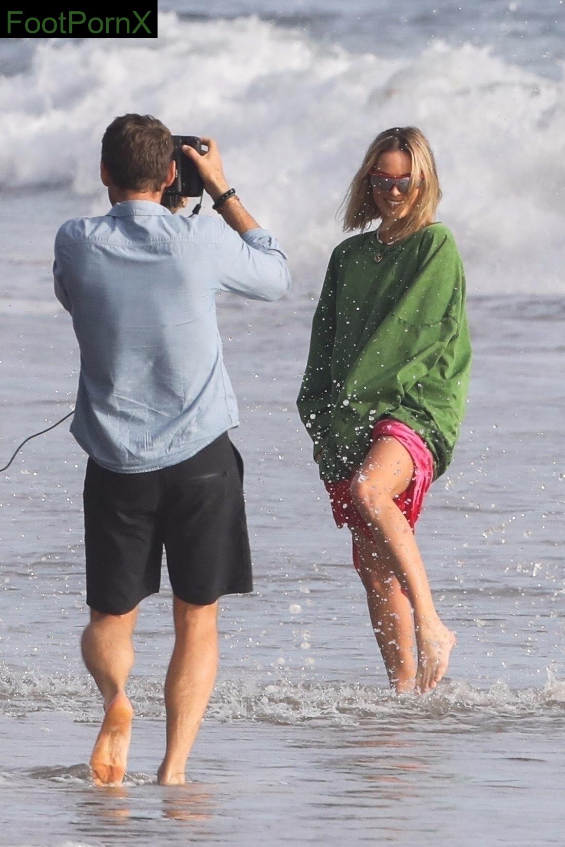 margot robbie feet photo 24