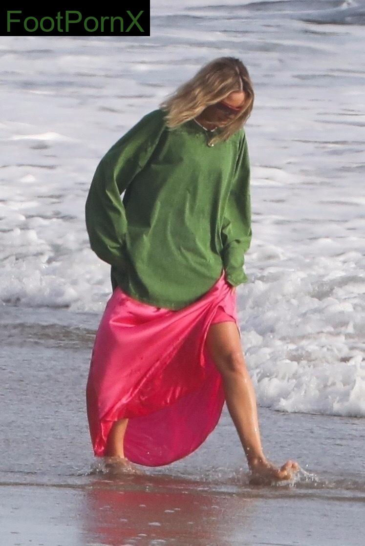 margot robbie feet photo 18