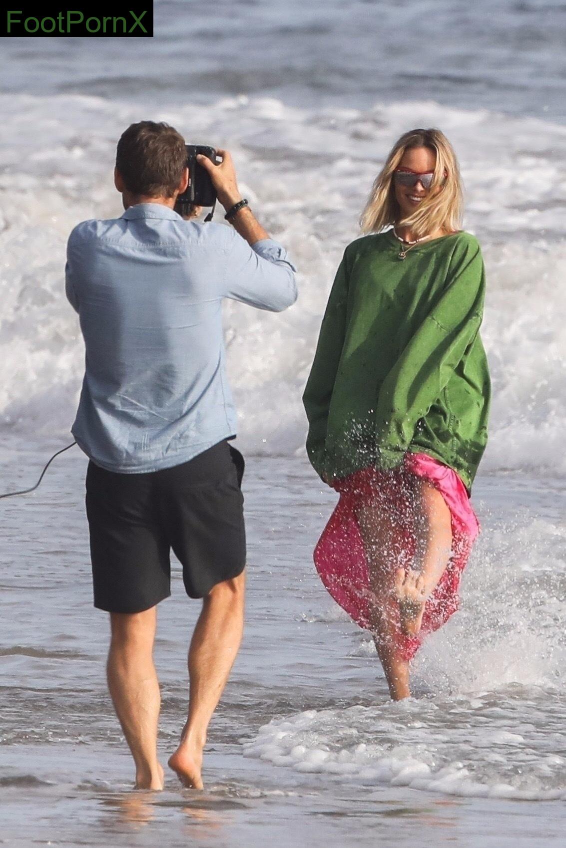 margot robbie feet photo 14