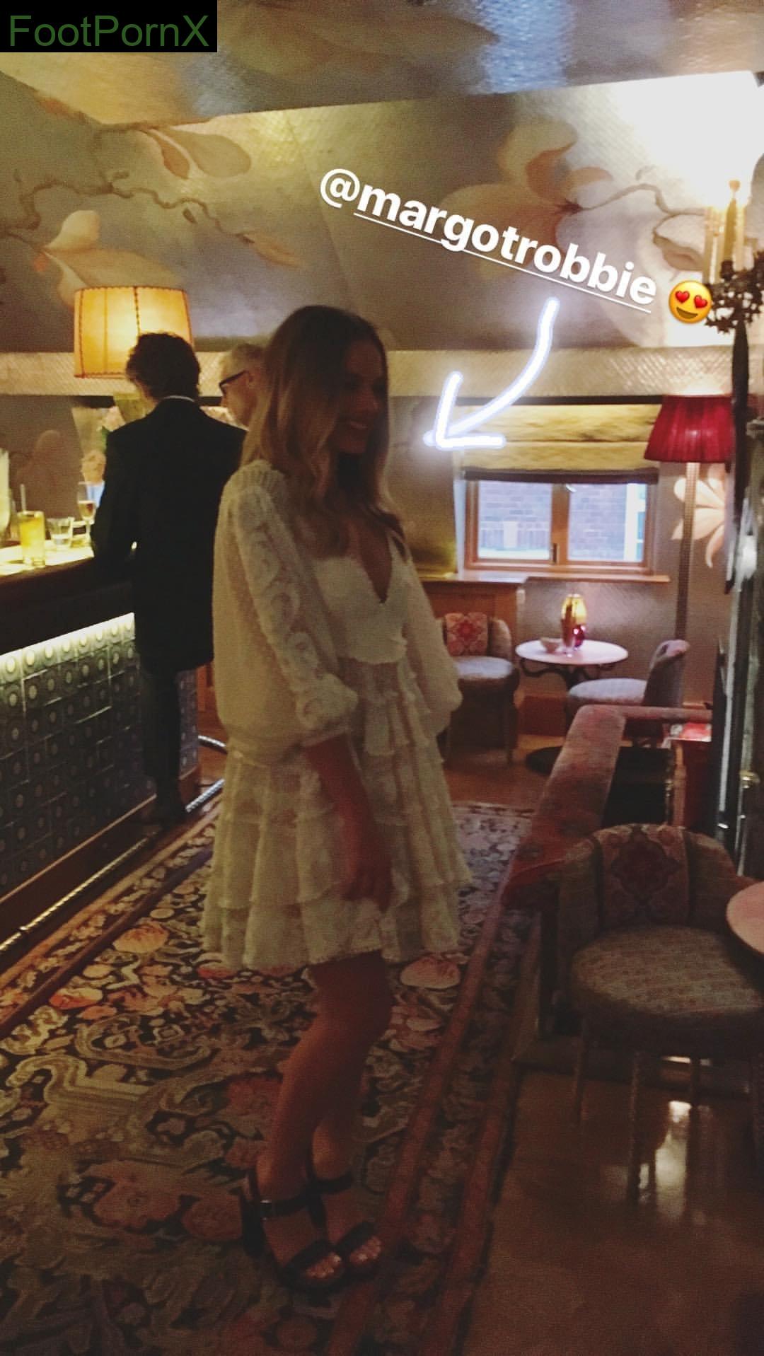 margot robbie feet photo 17