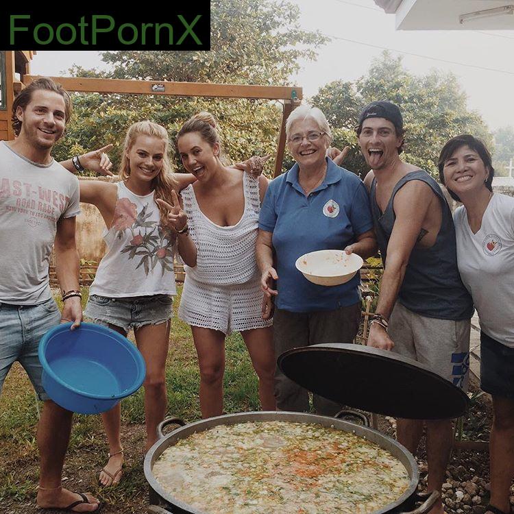margot robbie feet photo 2