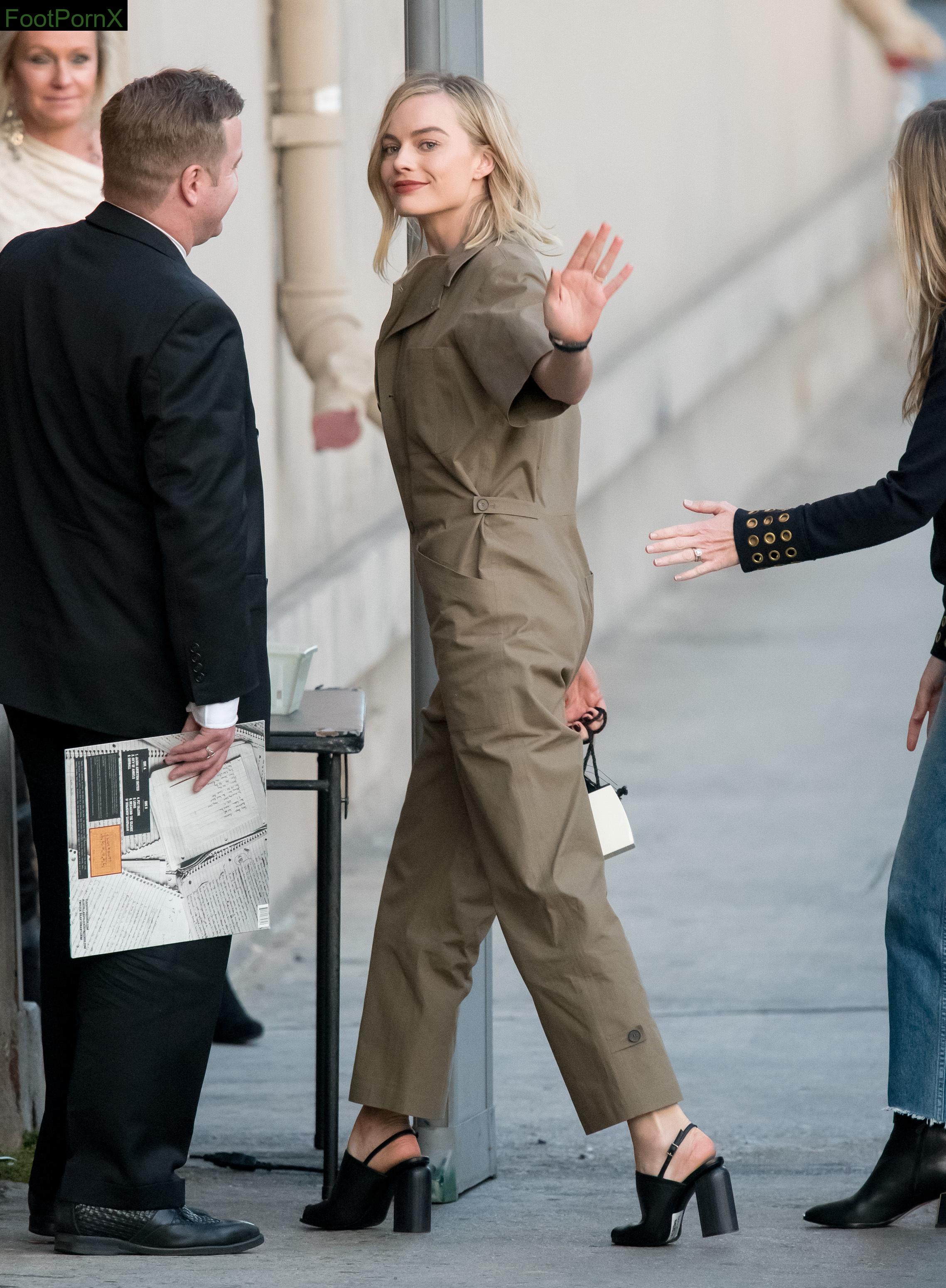 margot robbie feet photo 15