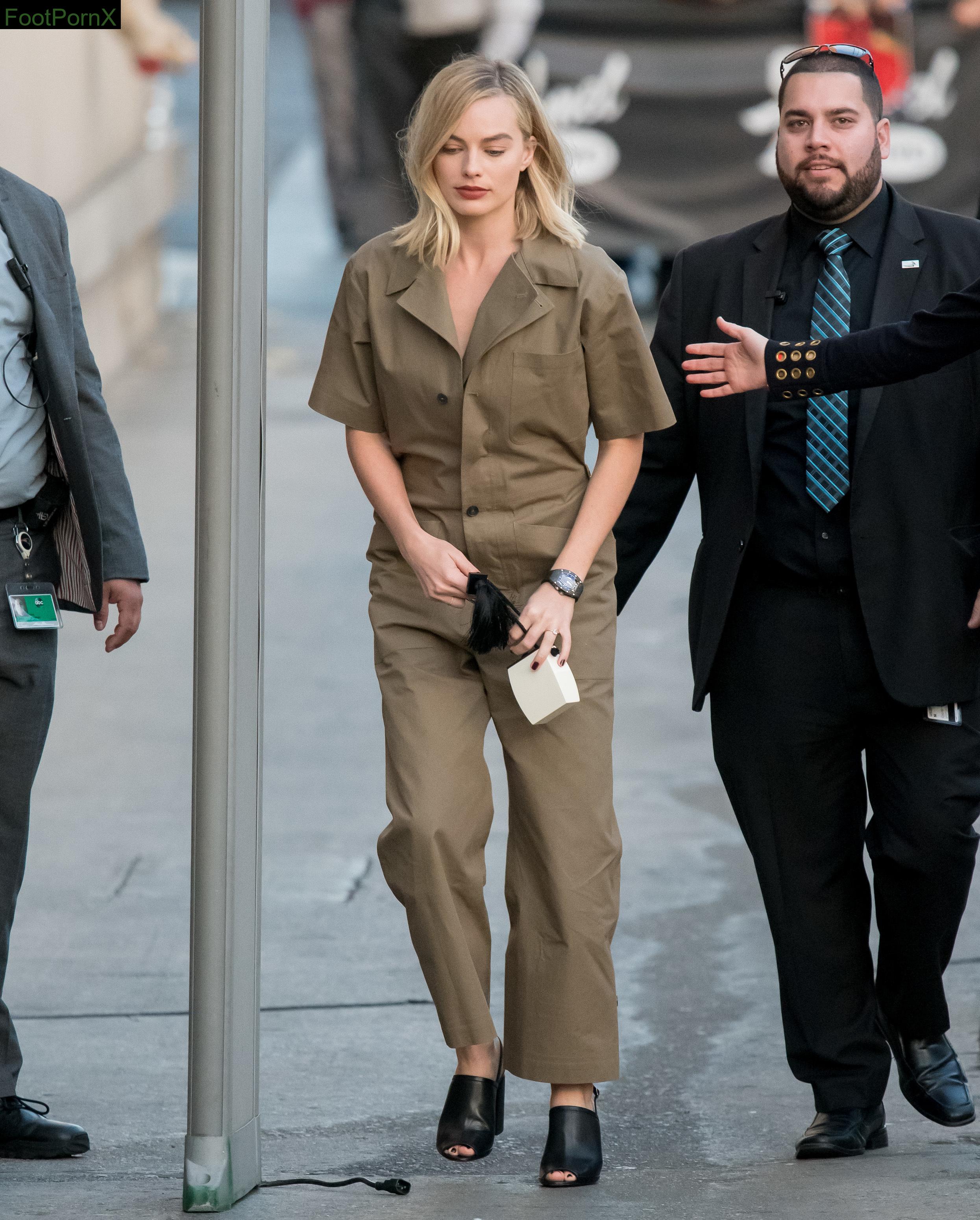 margot robbie feet photo 12