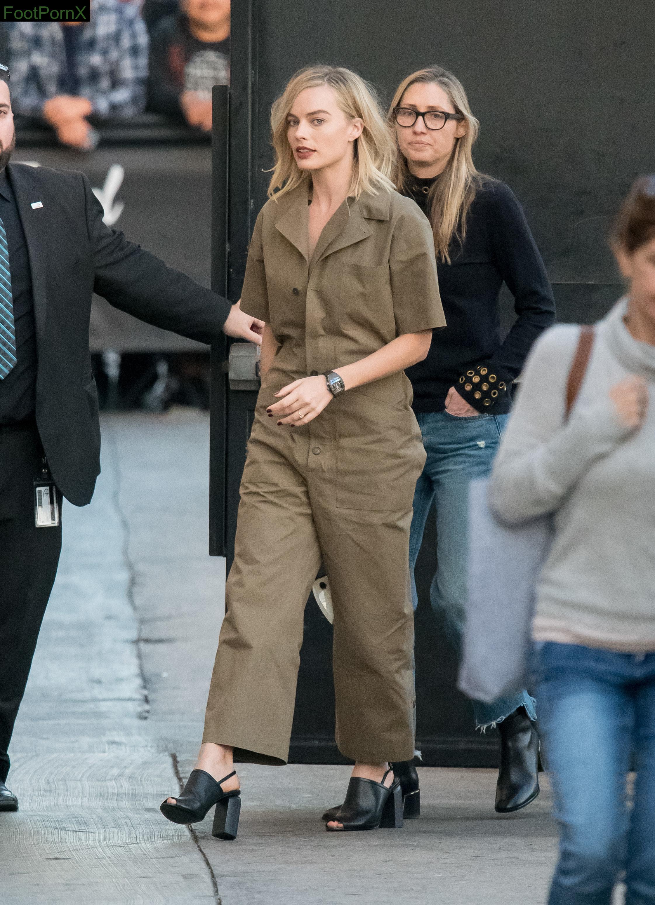 margot robbie feet photo 11
