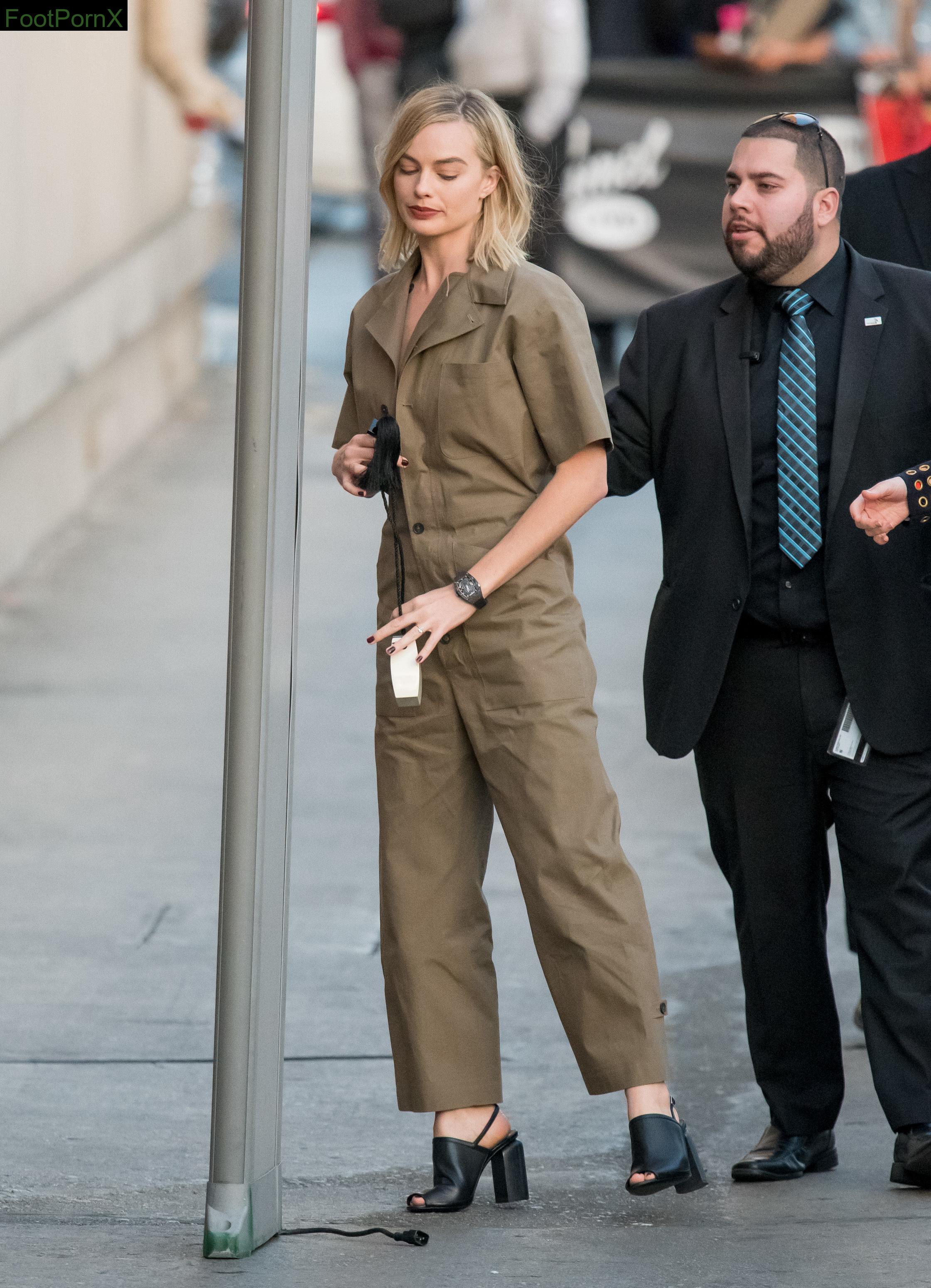 margot robbie feet photo 14
