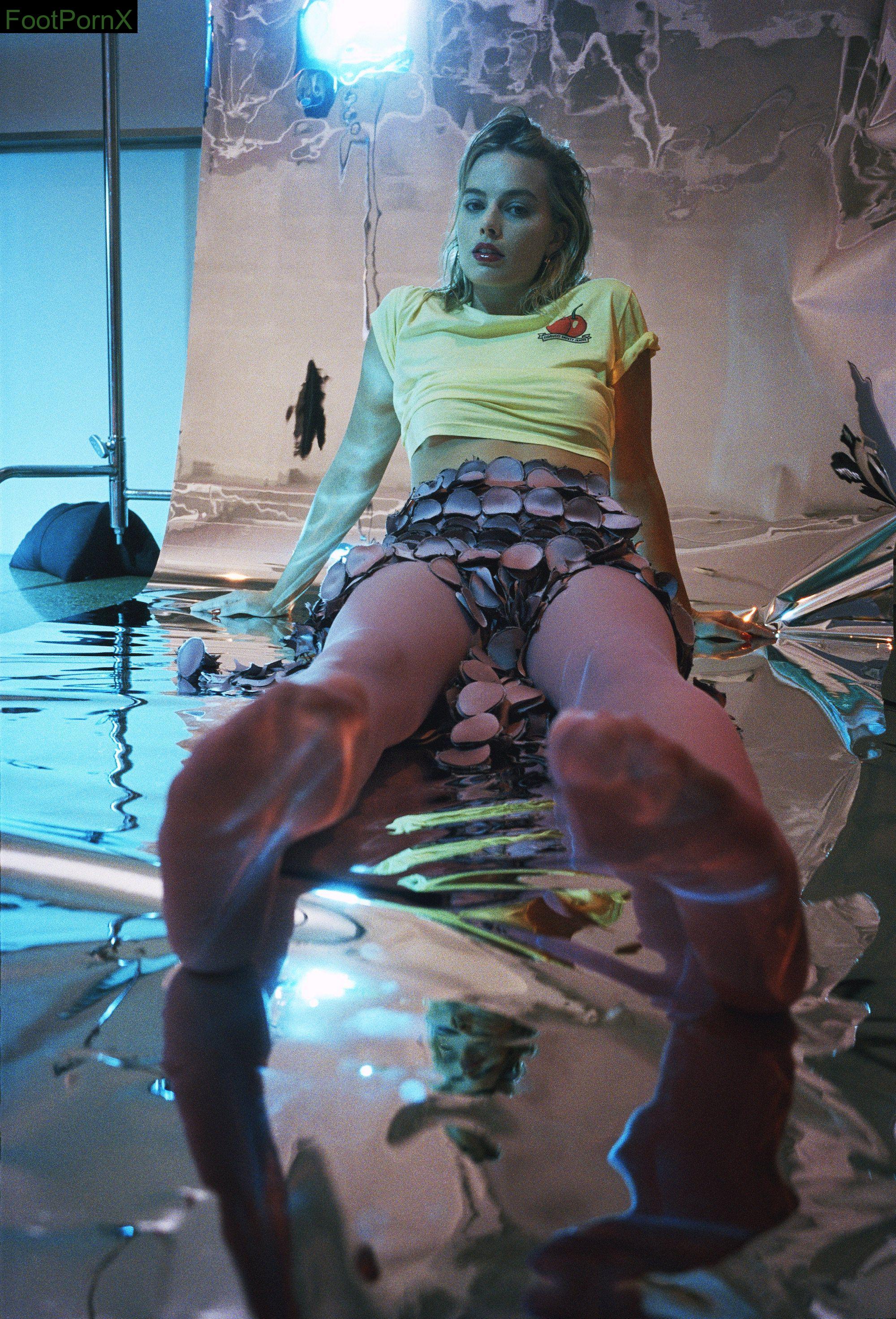 margot robbie feet photo 11