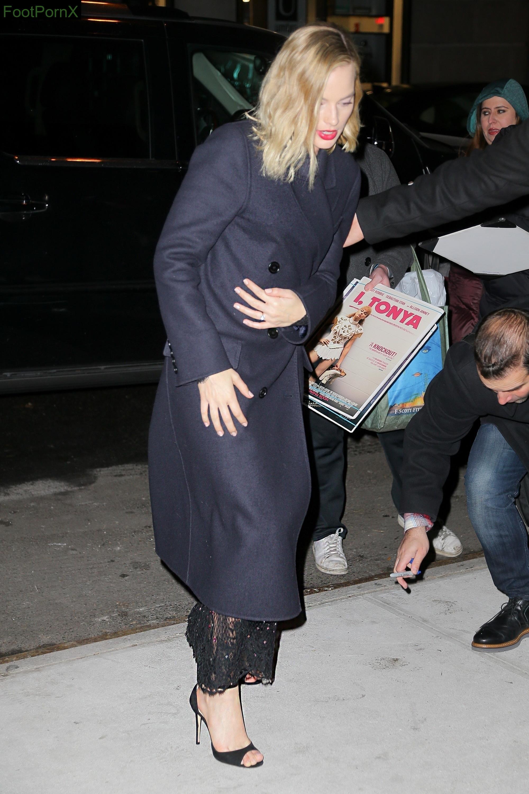 margot robbie feet photo 17