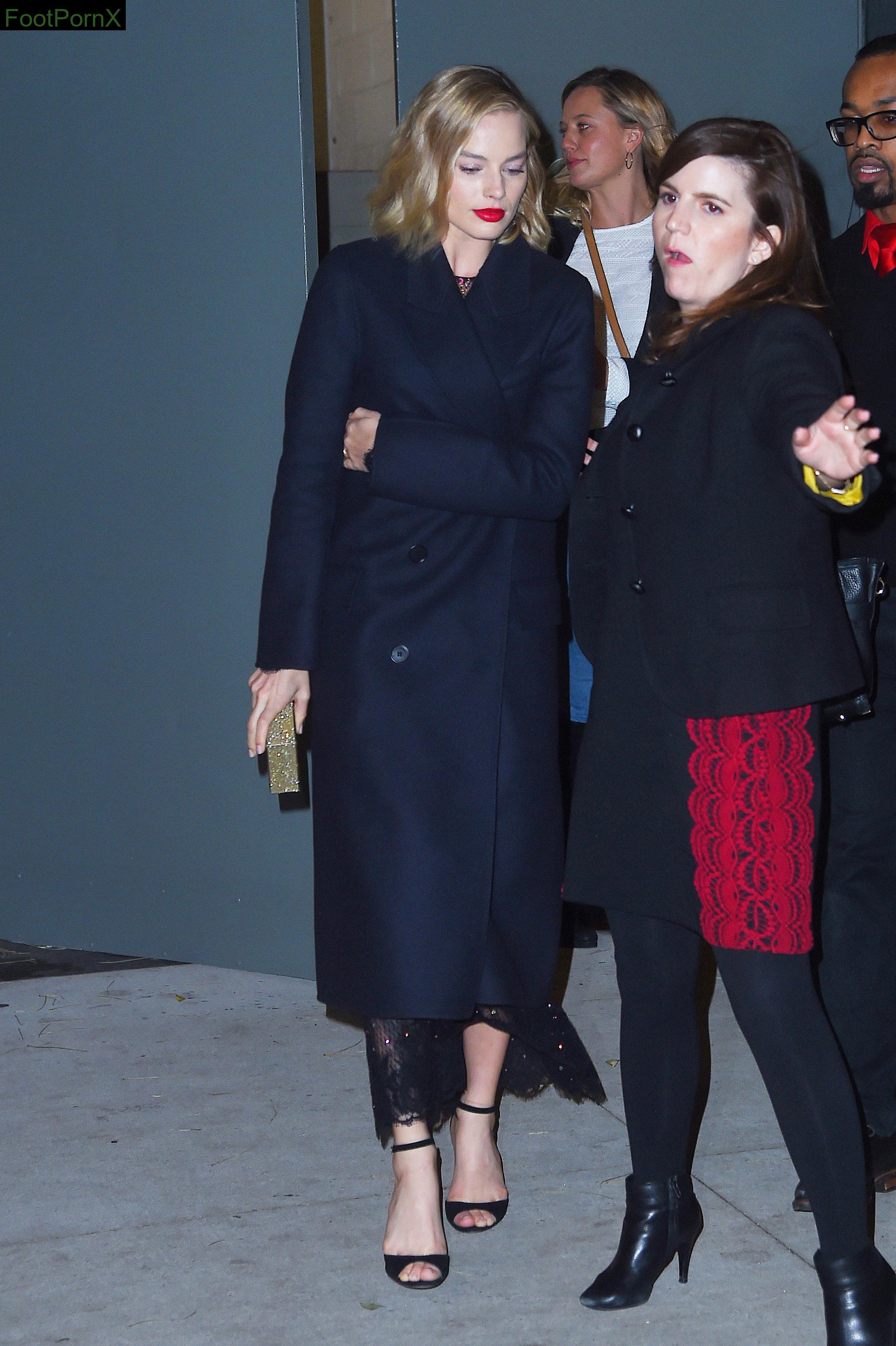 margot robbie feet photo 12