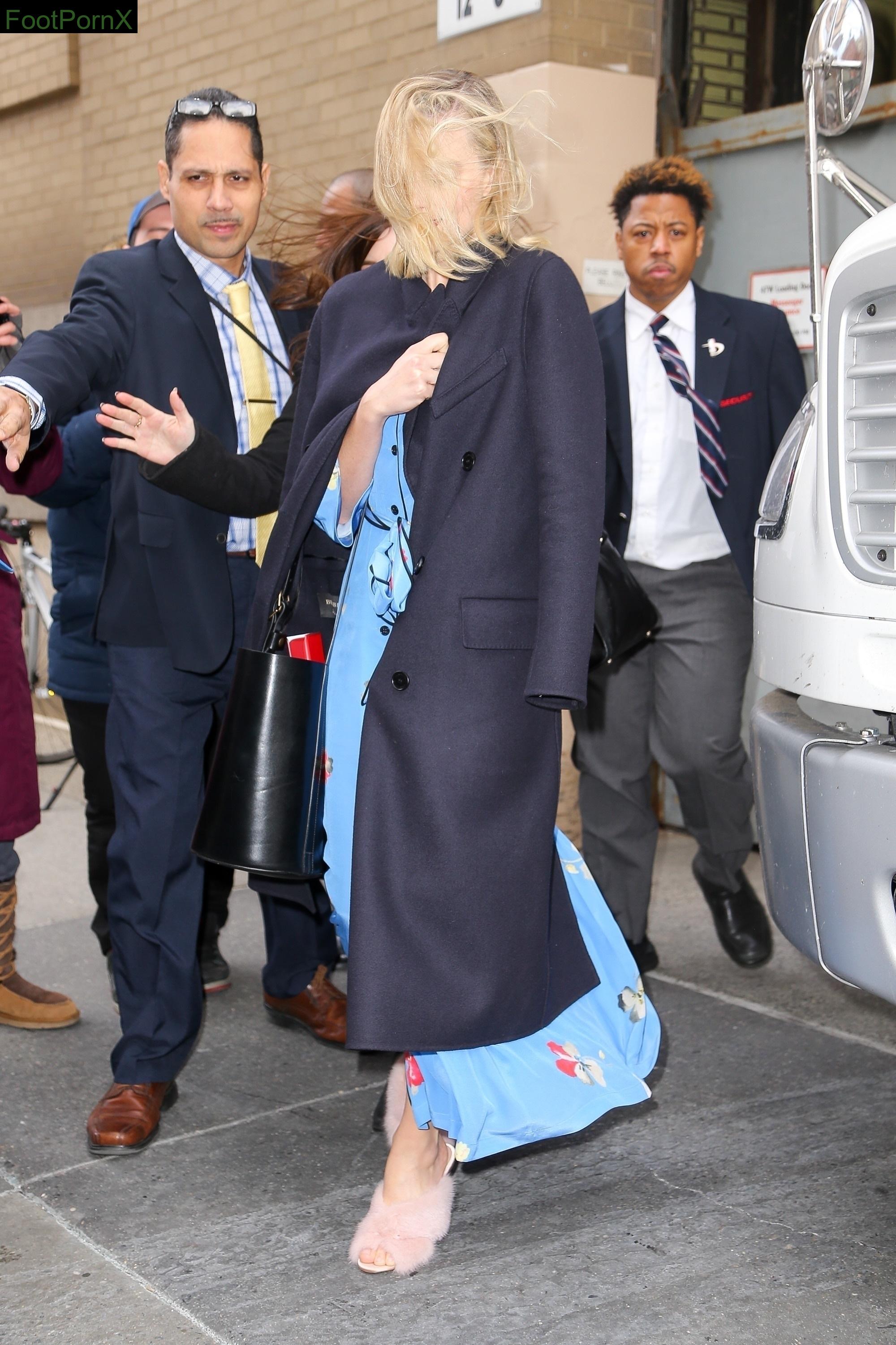 margot robbie feet photo 16