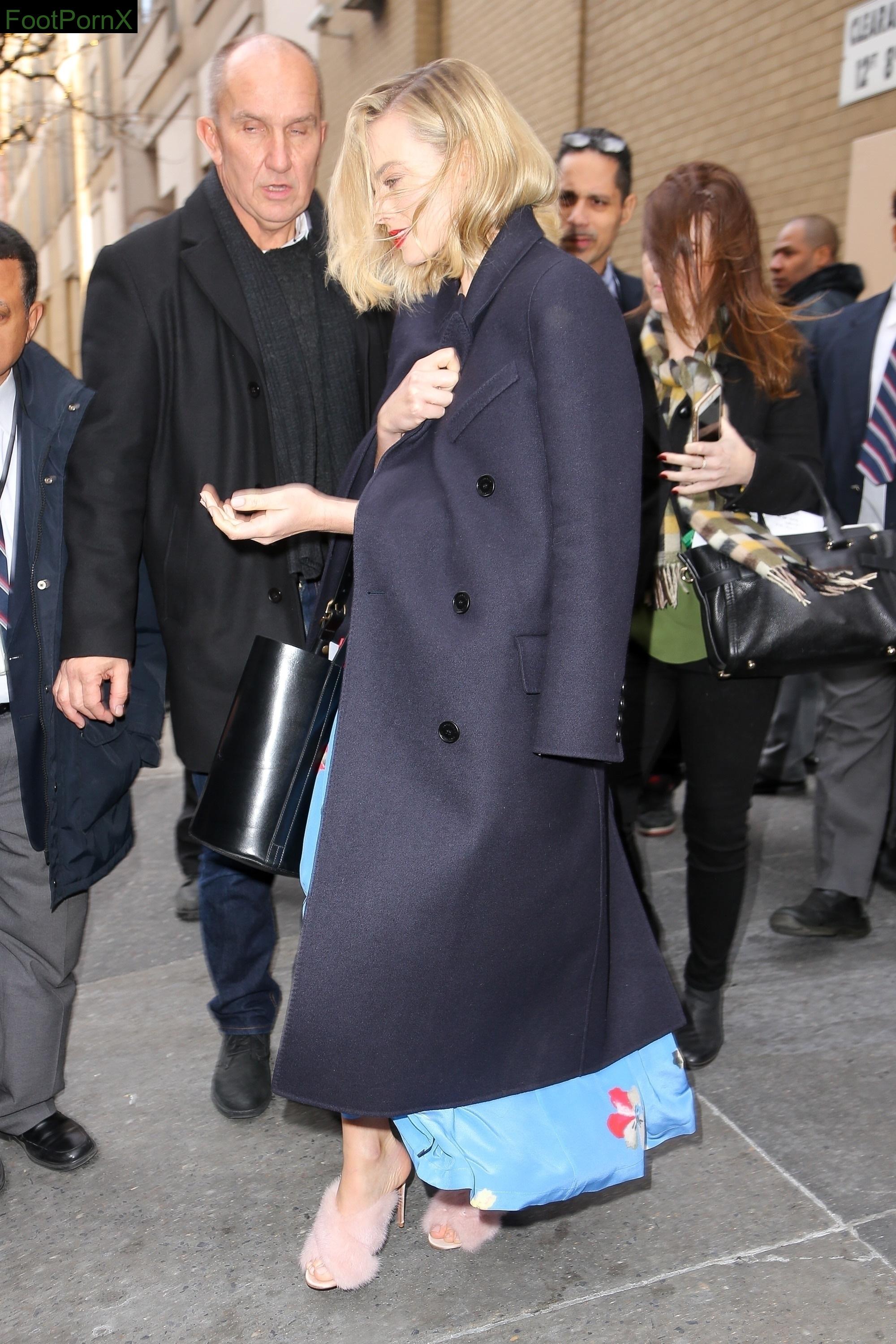 margot robbie feet photo 14