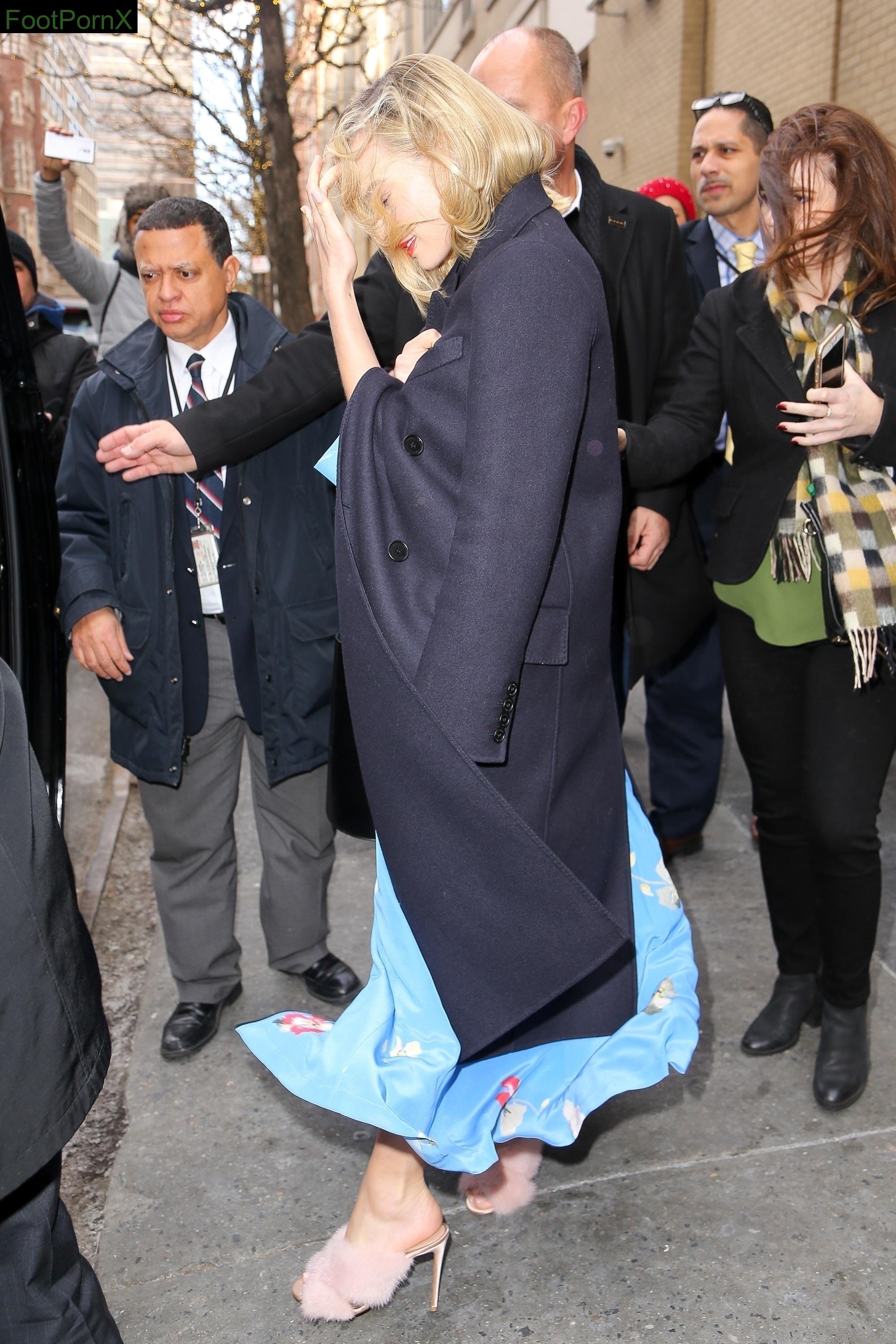 margot robbie feet photo 5