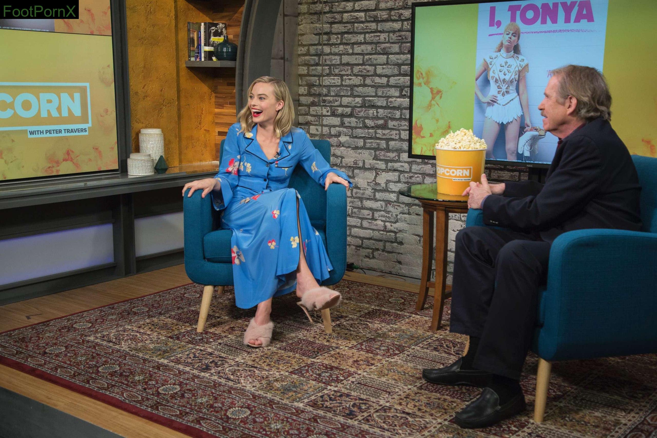 margot robbie feet photo 7