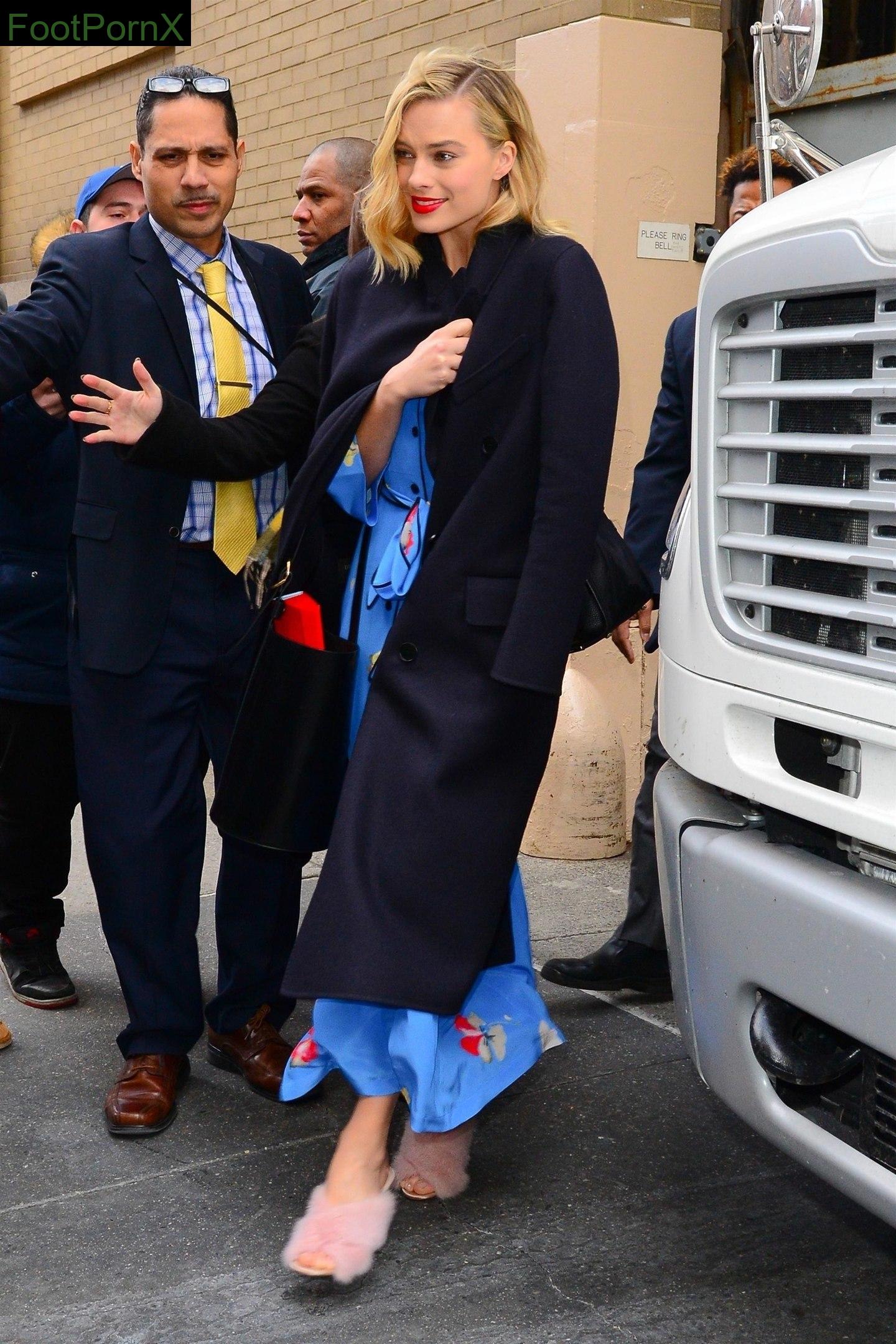 margot robbie feet photo 8