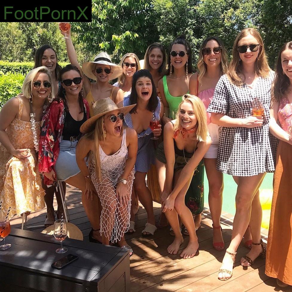 margot robbie feet photo 9