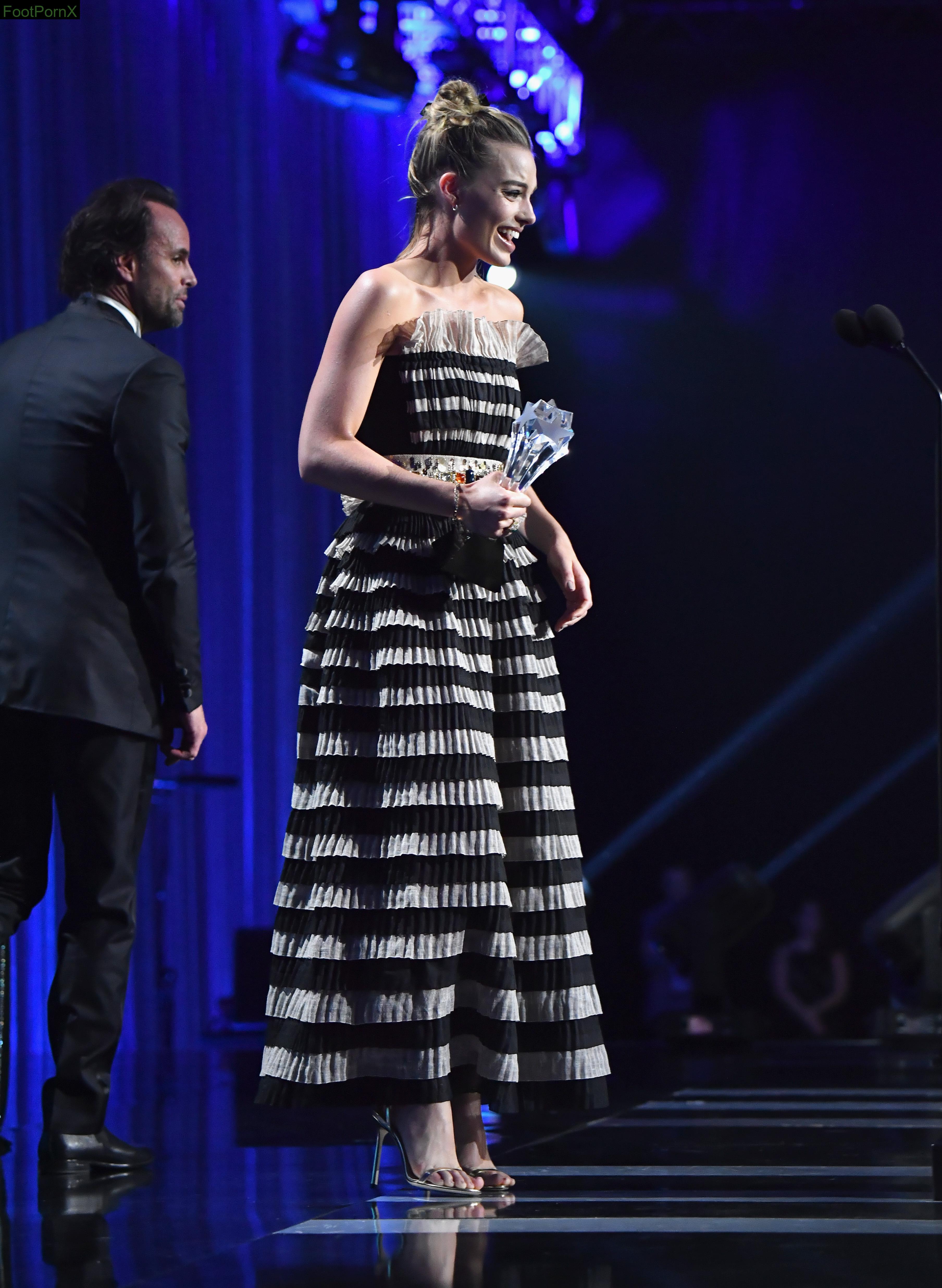 margot robbie feet photo 13