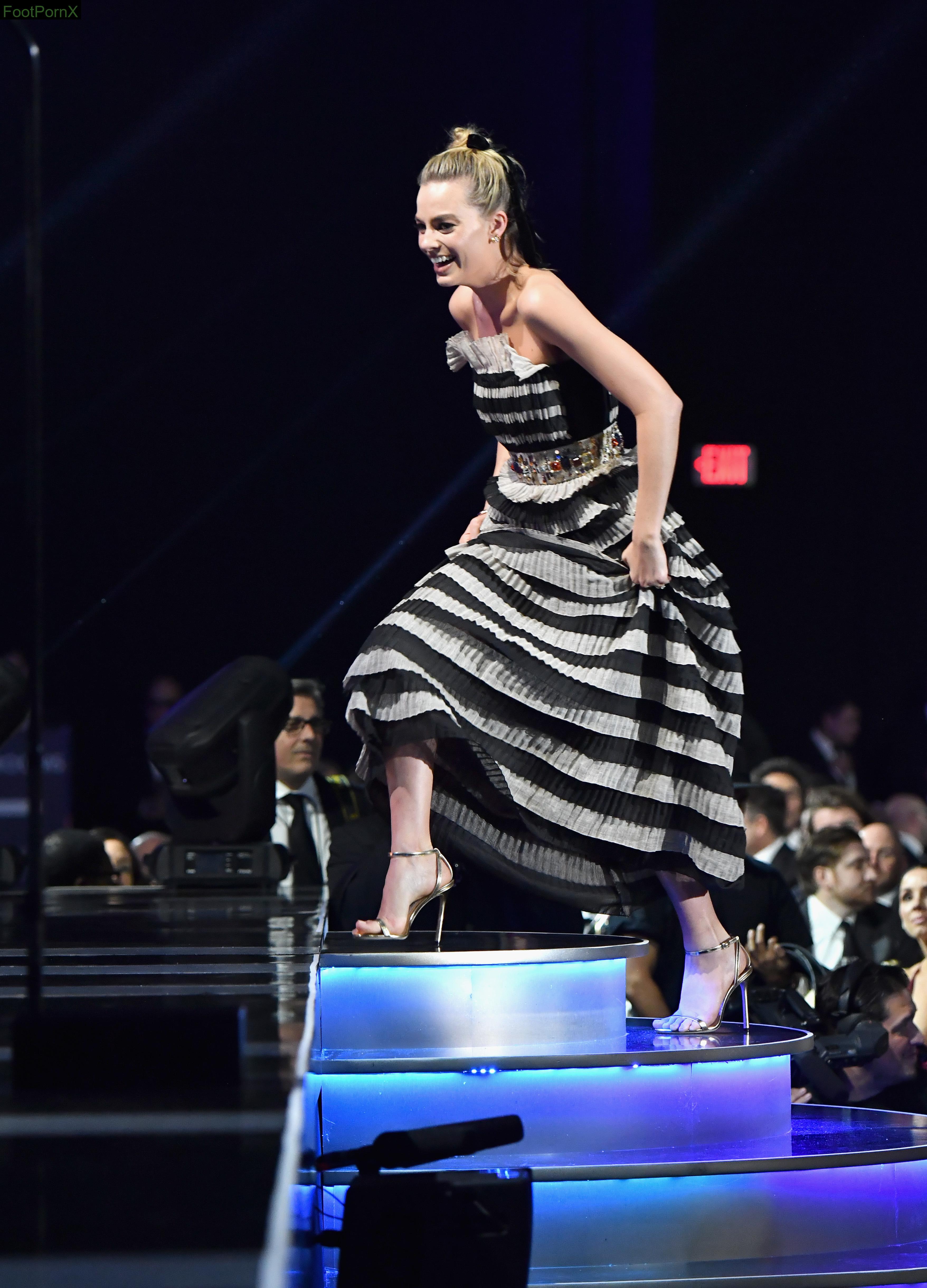 margot robbie feet photo 15