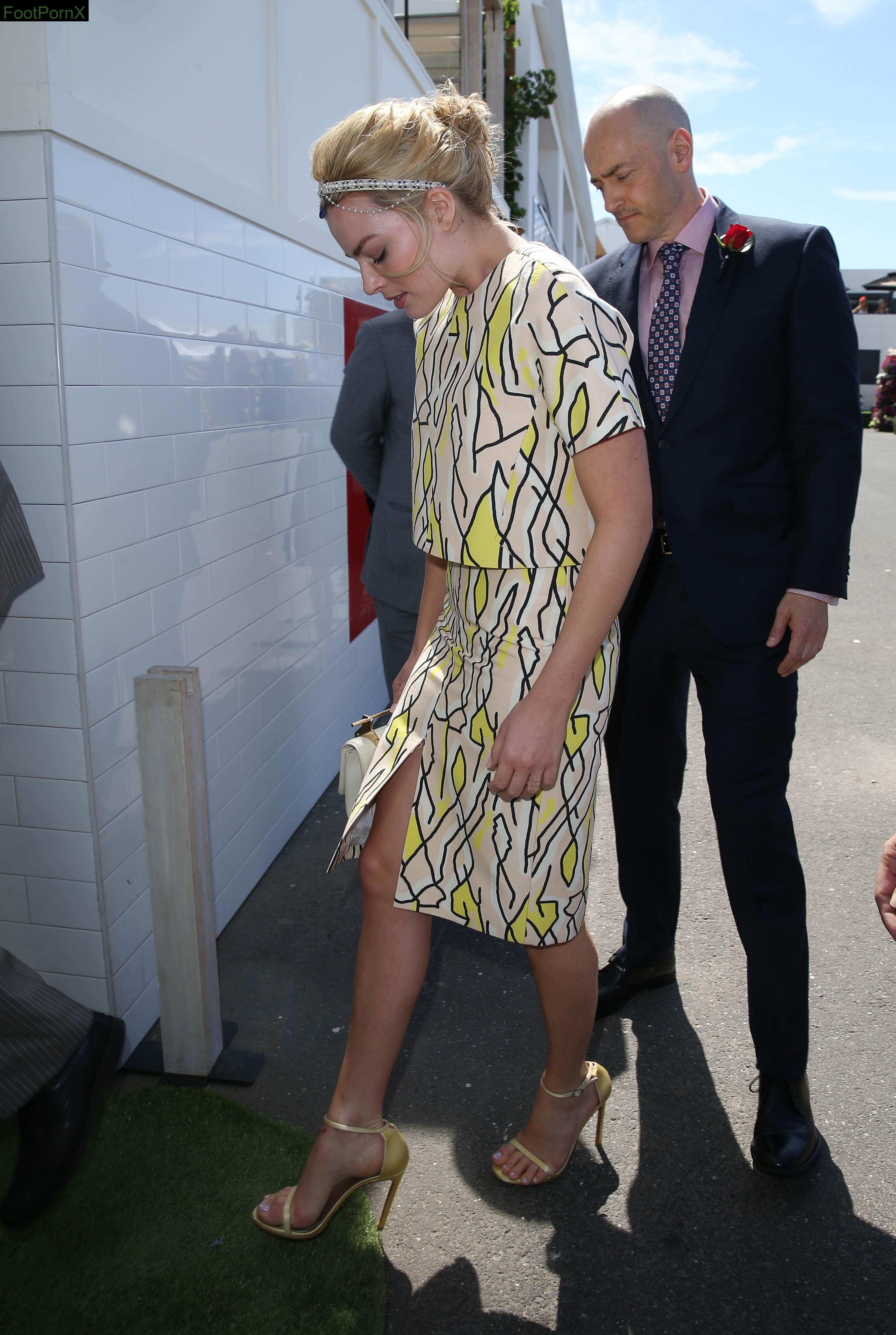 margot robbie feet photo 23