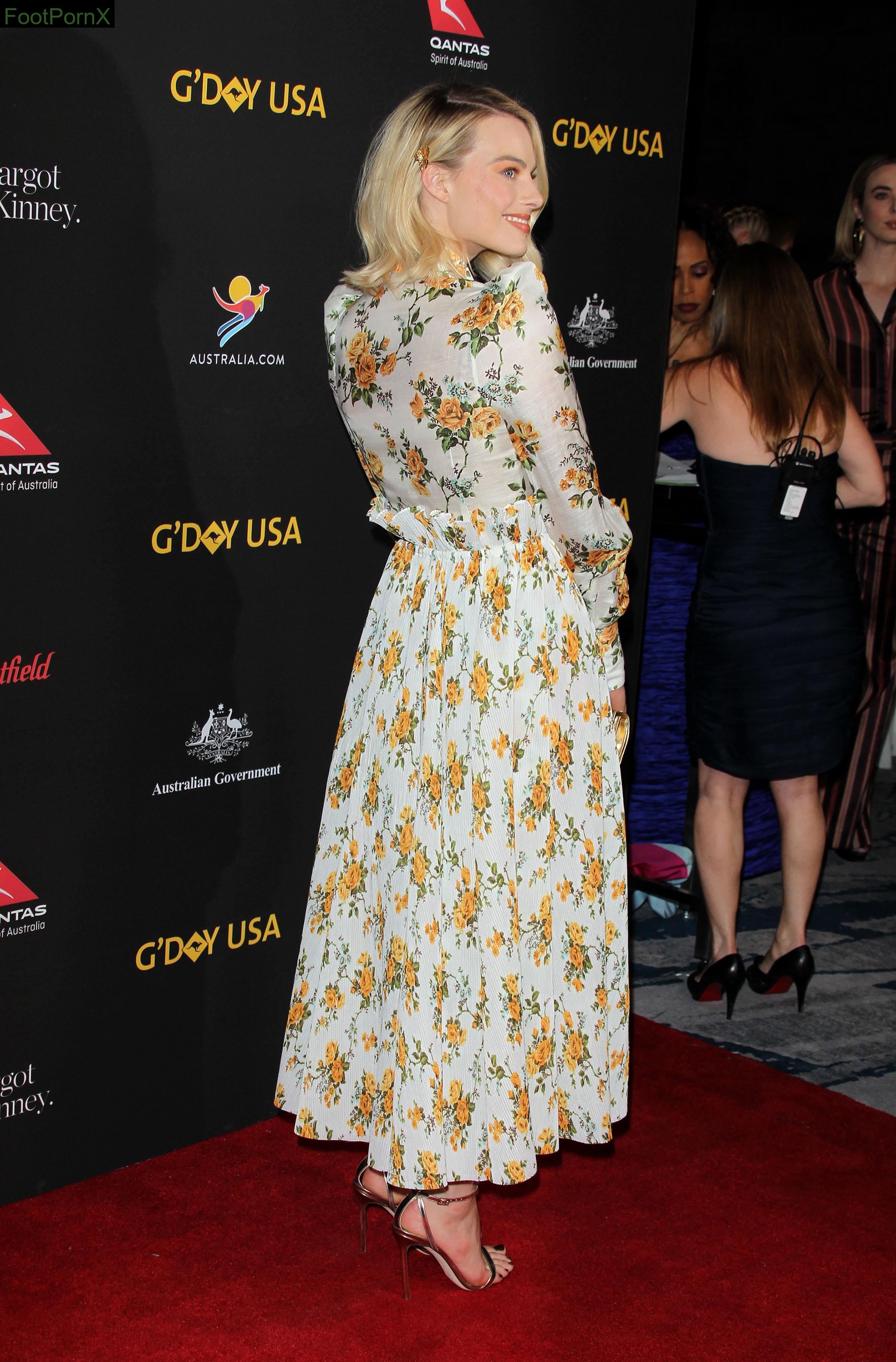margot robbie feet photo 16