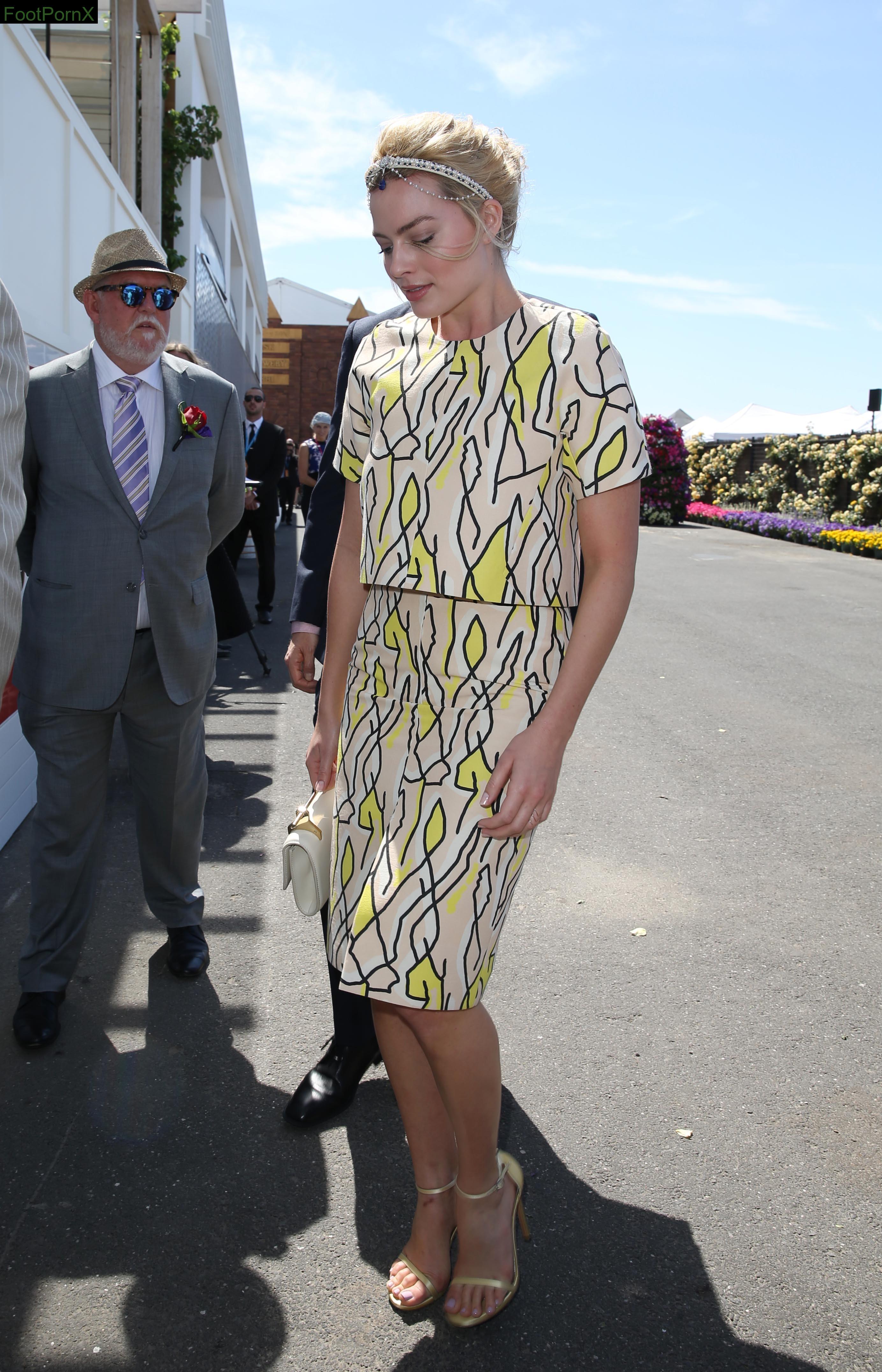 margot robbie feet photo 12
