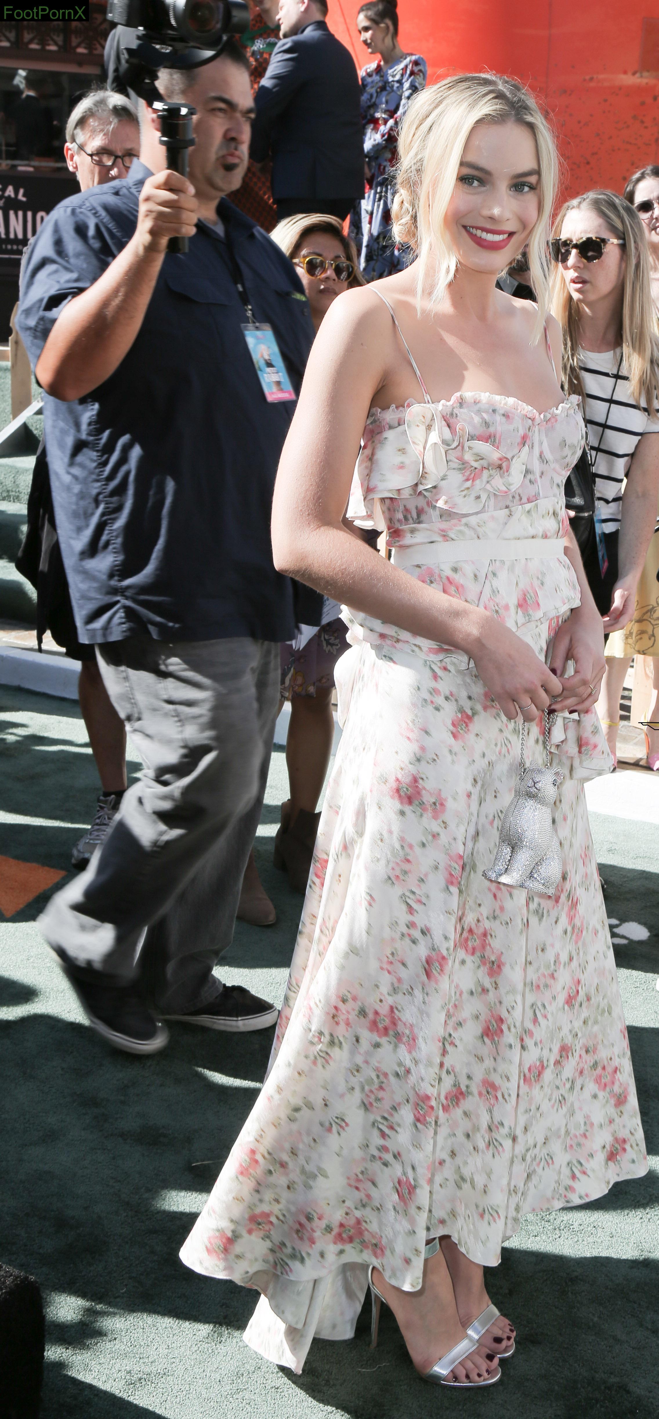 margot robbie feet photo 6