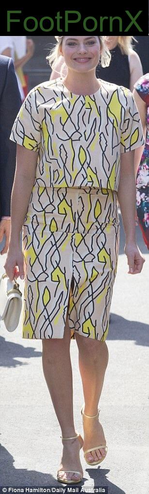 margot robbie feet photo 2